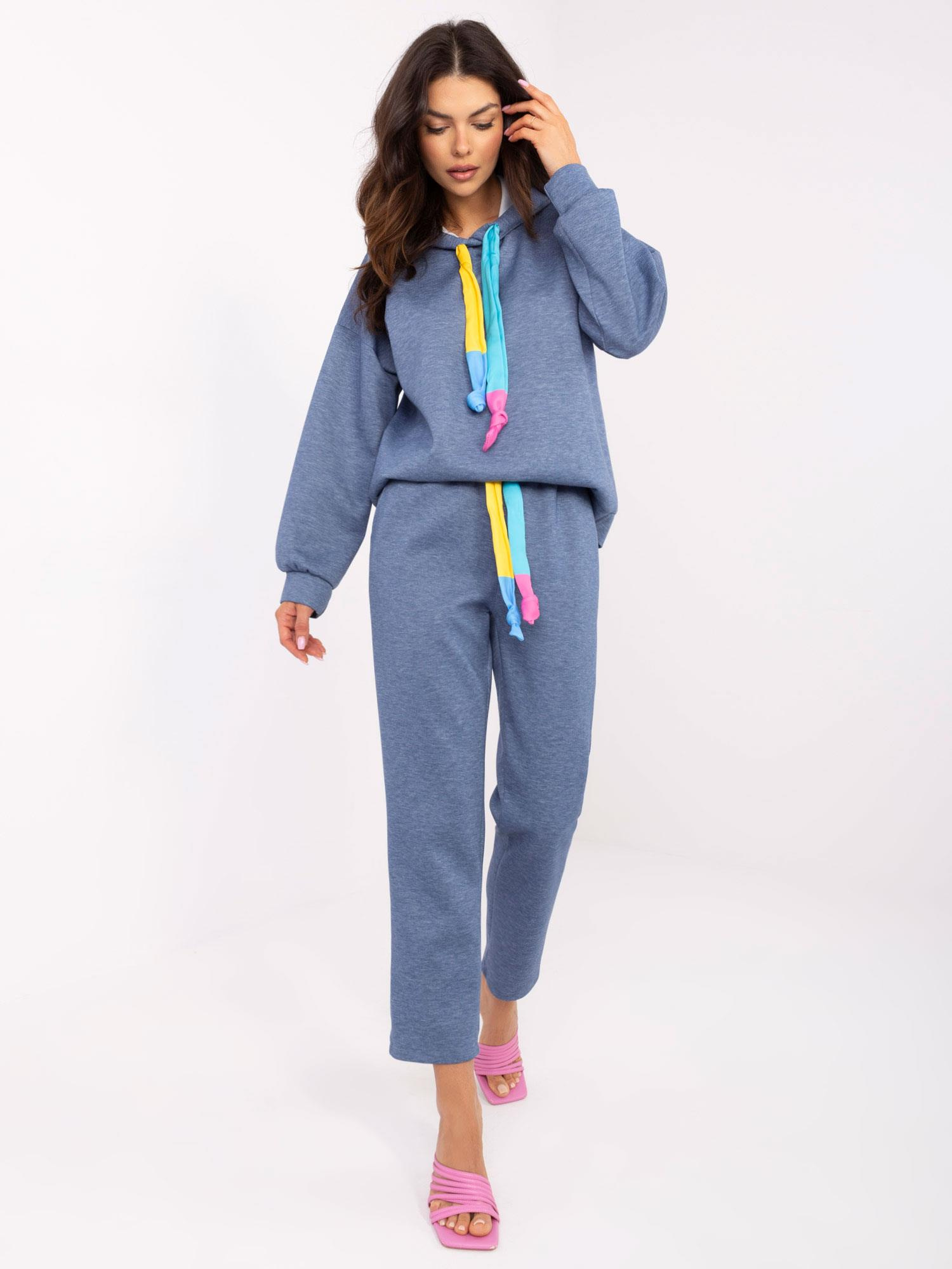Modrá štýlová teplákovka s farebnými detailmi DHJ-KMPL-20335.44-blue Veľkosť: ONE SIZE
