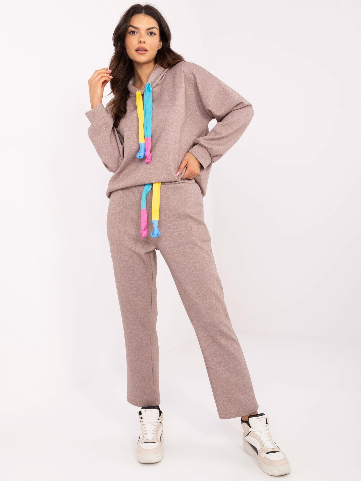 Tmavobéžová štýlová teplákovka s farebnými detailmi DHJ-KMPL-20335.44-dark beige Veľkosť: ONE SIZE