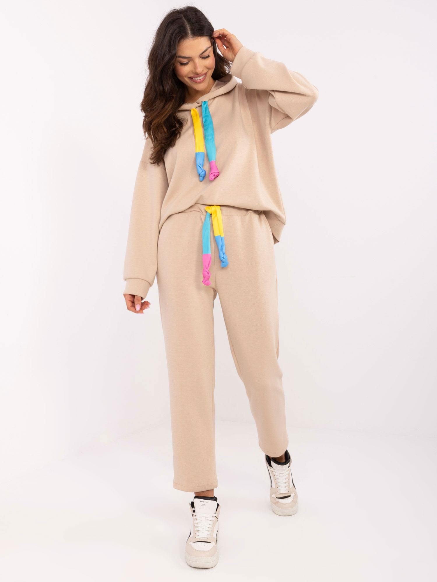 Béžová štýlová teplákovka s farebnými detailmi DHJ-KMPL-20335.44-beige Veľkosť: ONE SIZE