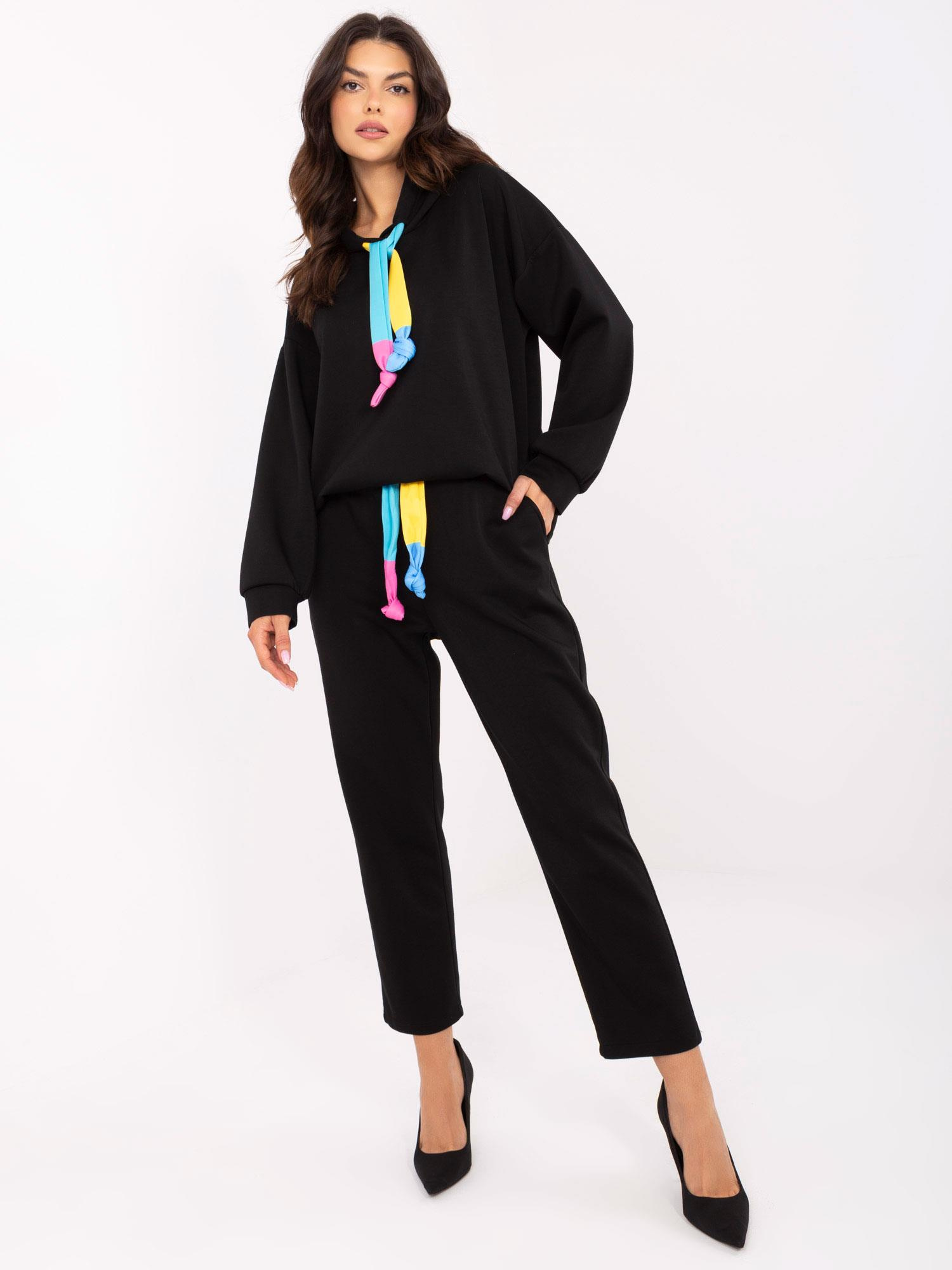 Čierna štýlová teplákovka s farebnými detailmi DHJ-KMPL-20335.44-black Veľkosť: ONE SIZE