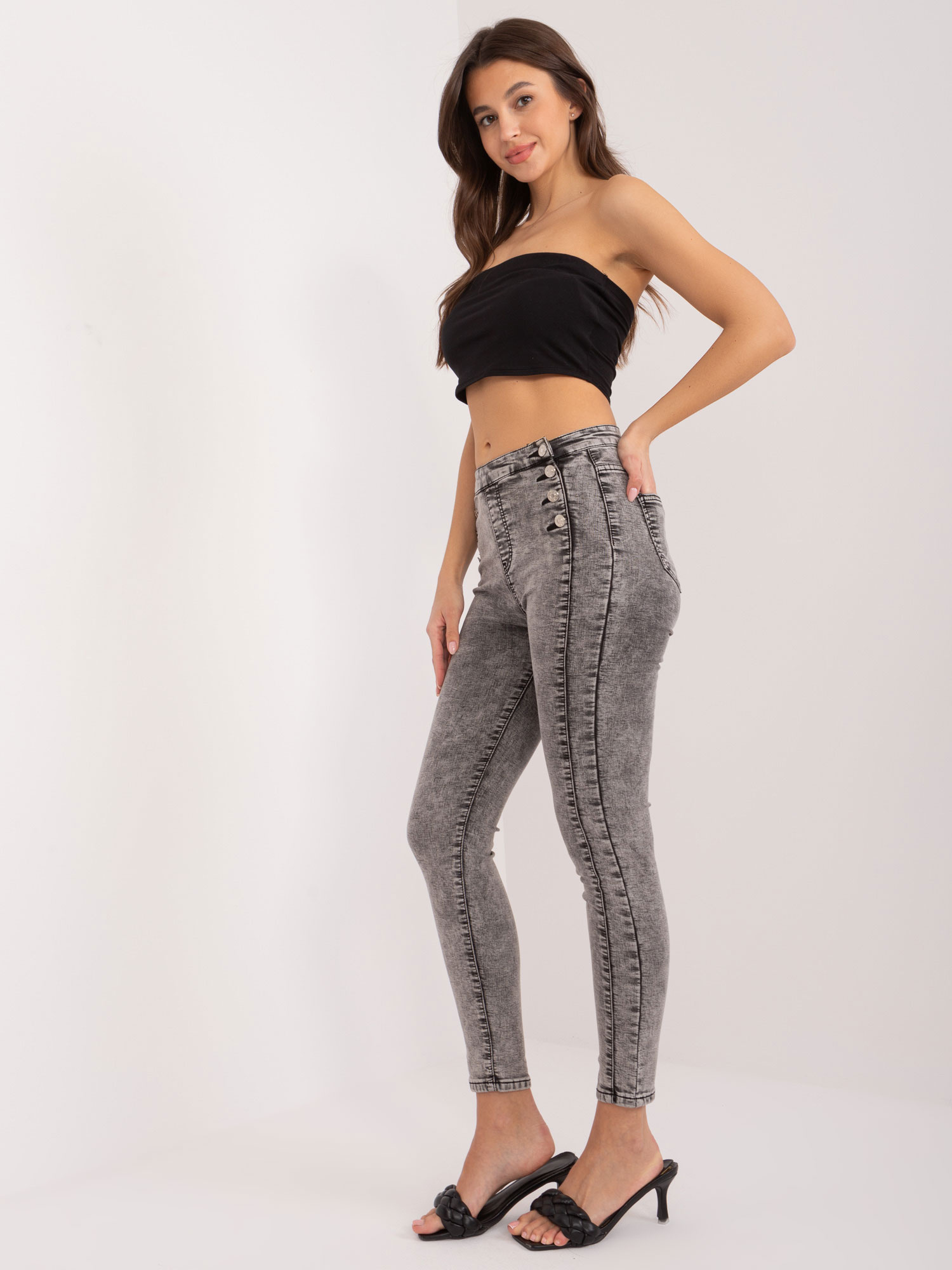 Tmavosivé úzke džínsy s ozdobnými gombíkmi NM-SP-M516.38P-dark grey Veľkosť: S