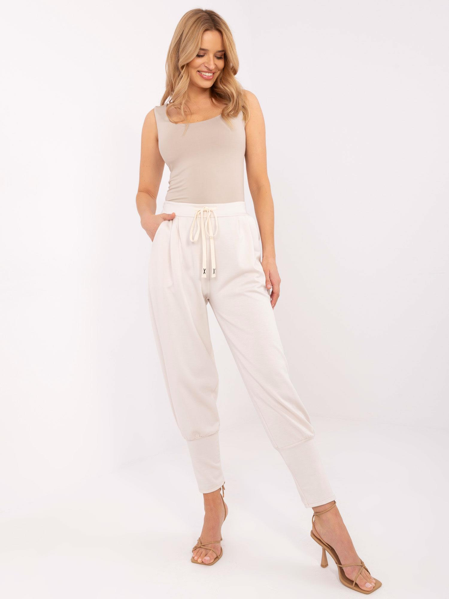 Svetlobéžové dámske tepláky so zaväzovaním MI-SP-61700.80P-light beige Veľkosť: ONE SIZE