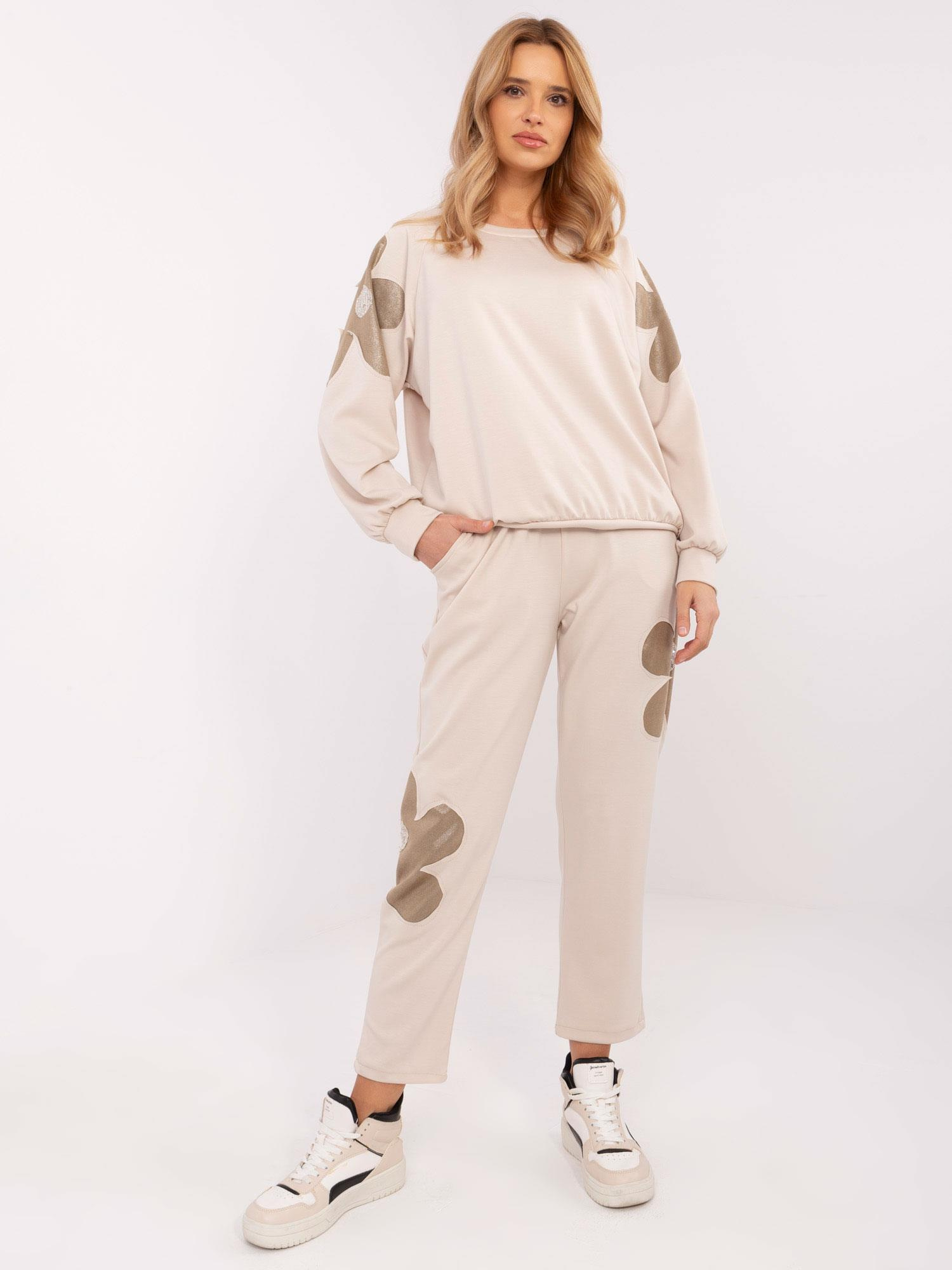 Svetlobéžová tepláková súprava s kvetinami MI-KMPL-M6122.60-beige Veľkosť: ONE SIZE