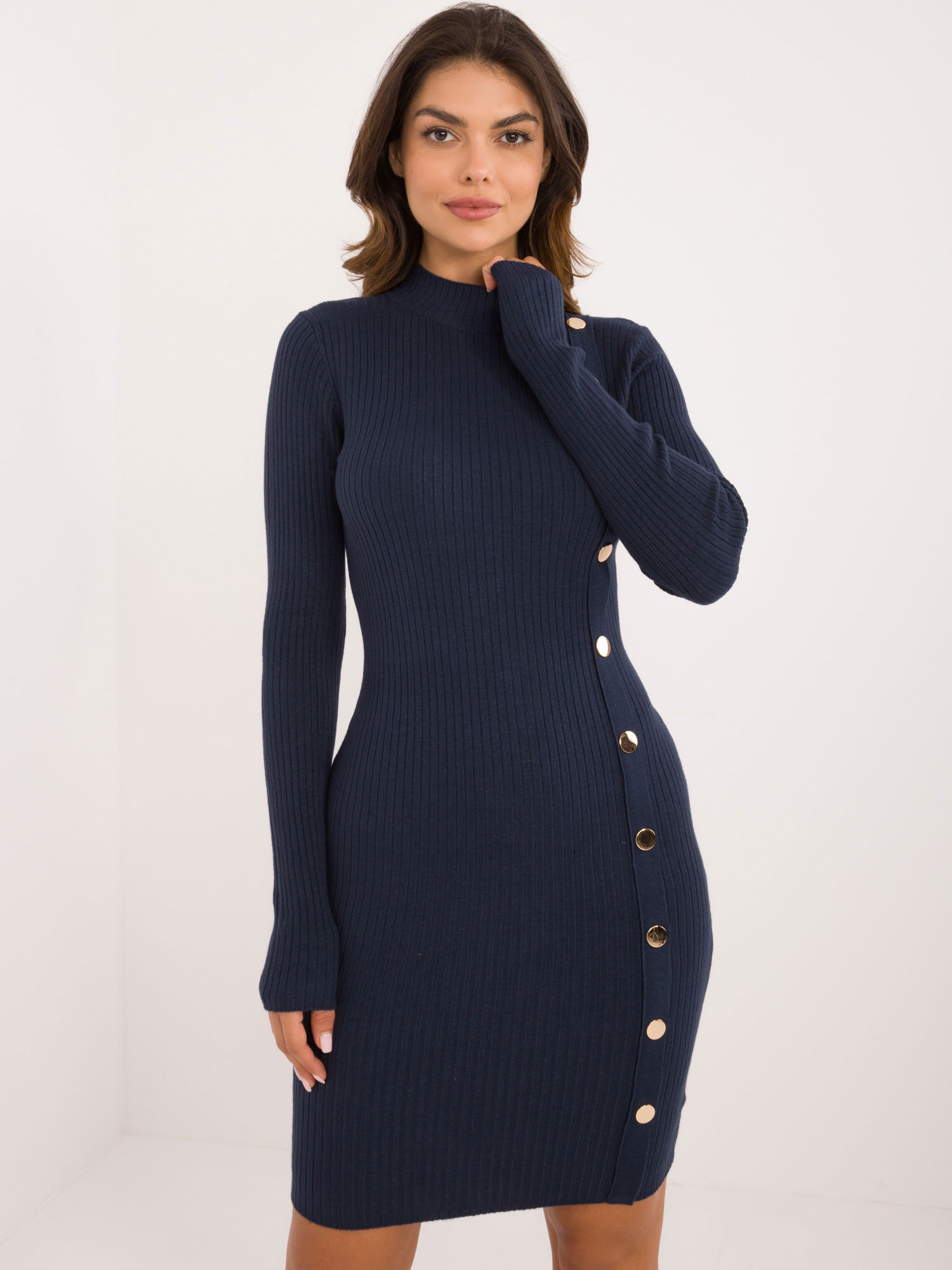Tmavomodré pletené šaty so stojačikom a ozdobnými cvočkami AT-SK-2345-2.32-dark blue Veľkosť: S/M