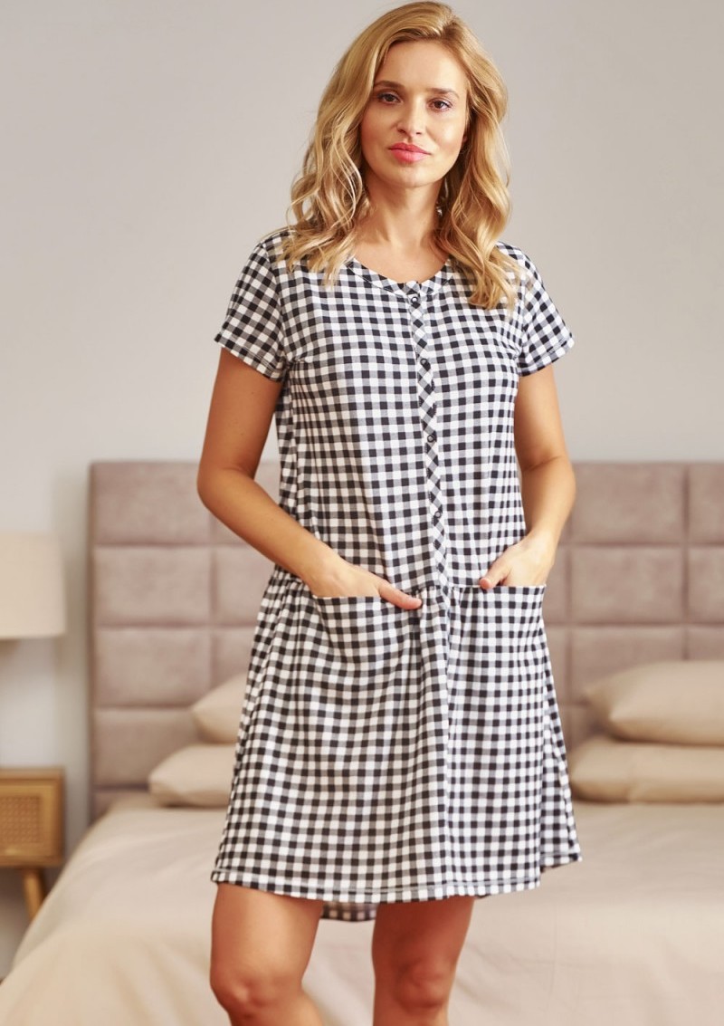 Dámska bielo-čierna kockovaná asymetrická dojčiaca / tehotenská nočná košeľa Doctor Nap Veľkosť: S