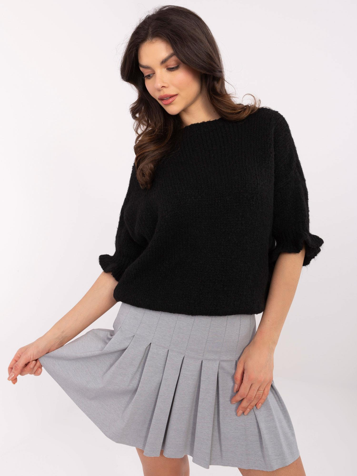 Čierny dámsky oversize sveter s volánmi na rukávoch MI-SW-2913.99-black Veľkosť: ONE SIZE