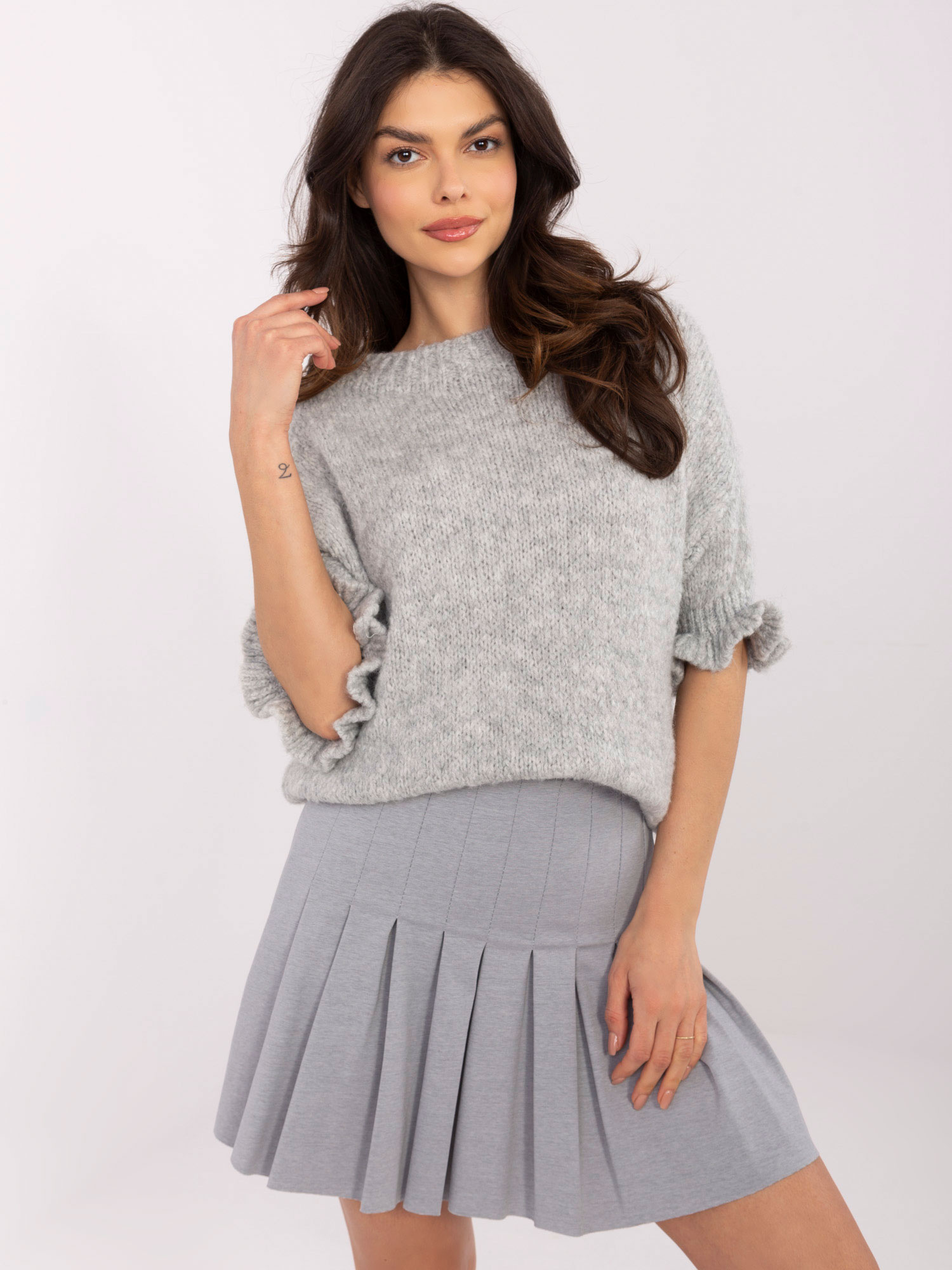 Sivý dámsky oversize sveter s volánmi na rukávoch MI-SW-2913.99-grey Veľkosť: ONE SIZE