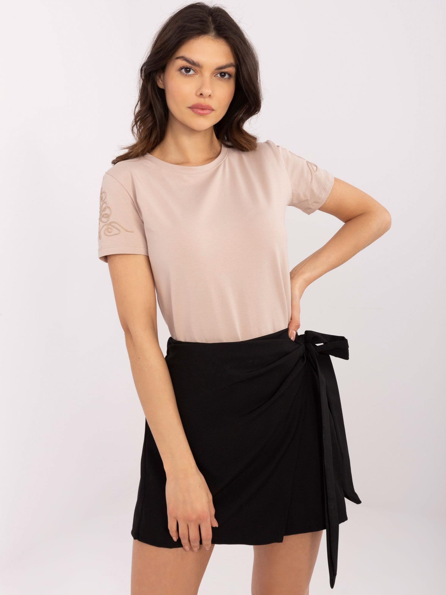 Béžové dámske bavlnené tričko s výšivkou na rukávoch RV-TS-A518.39-beige Veľkosť: S