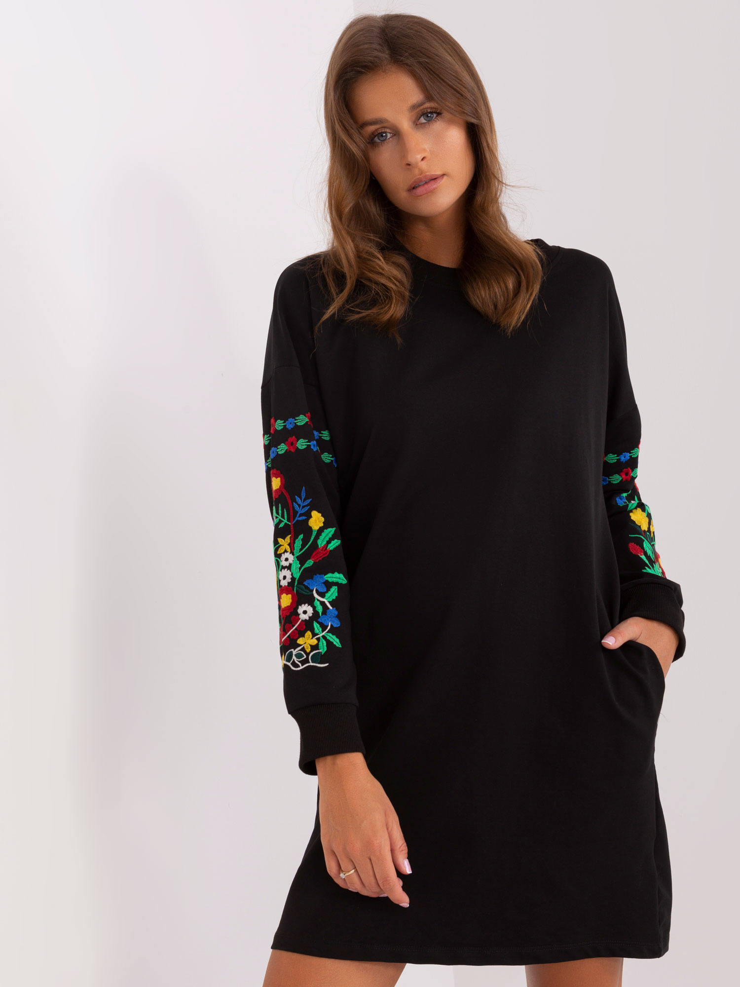 Čierne mikinové šaty s vyšívaním RV-SK-8979.94P-black Veľkosť: S/M