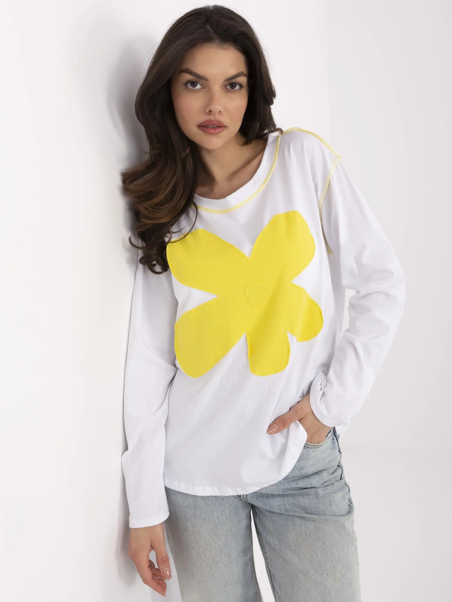 Biela bavlnená blúzka so vzorom žltej kvetiny MI-BZ-M6169.03-white-yellow Veľkosť: ONE SIZE