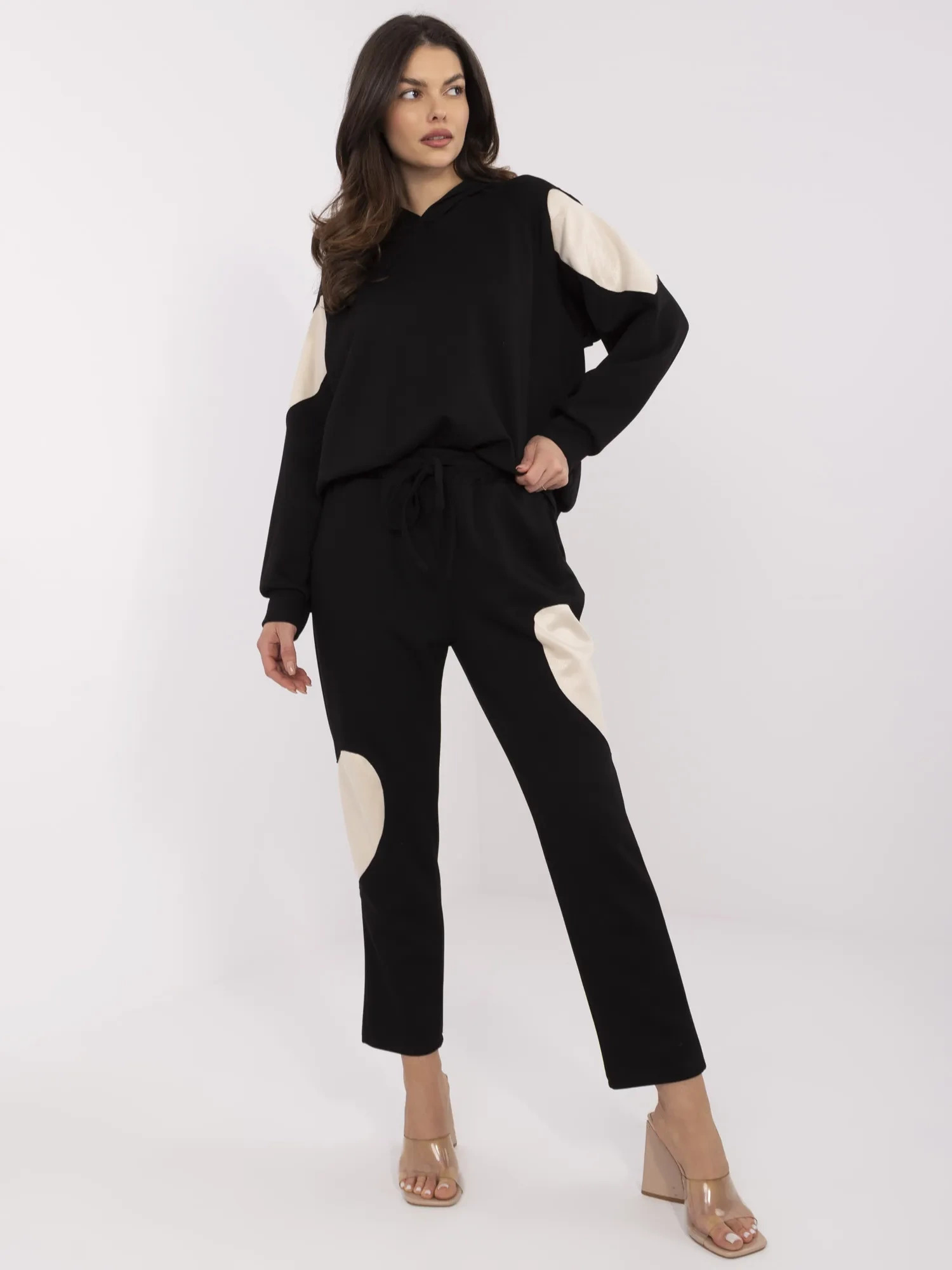 Čierny dámsky set so srdiečkovými nášivkami MI-KMPL-M6156.98-black Veľkosť: ONE SIZE