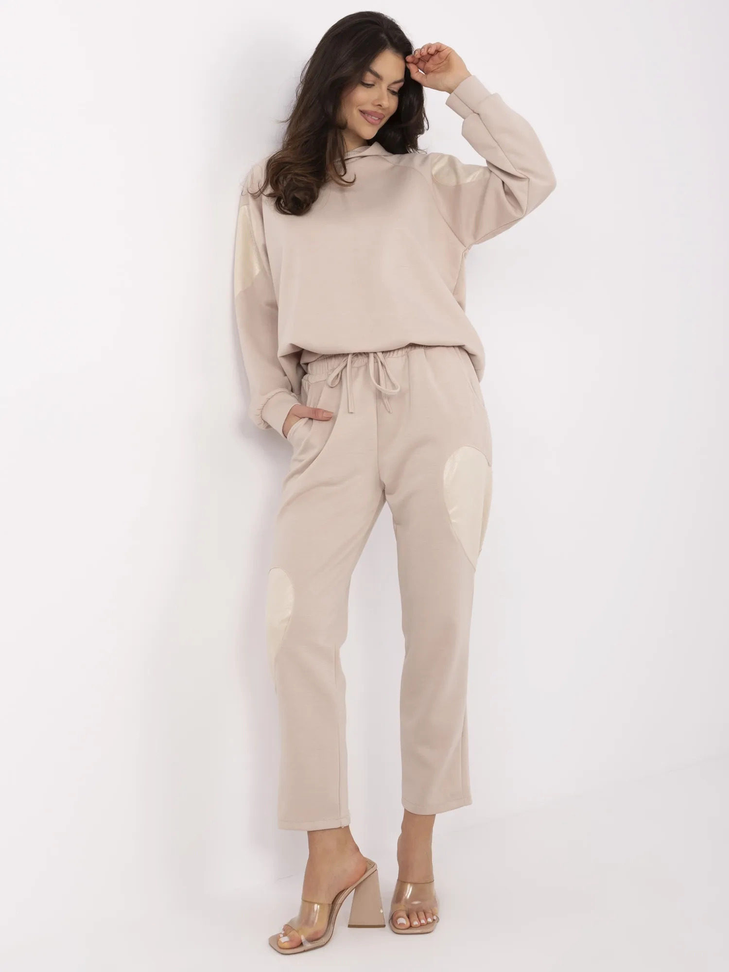 Béžový dámsky set so srdiečkovými nášivkami MI-KMPL-M6156.98-beige Veľkosť: ONE SIZE
