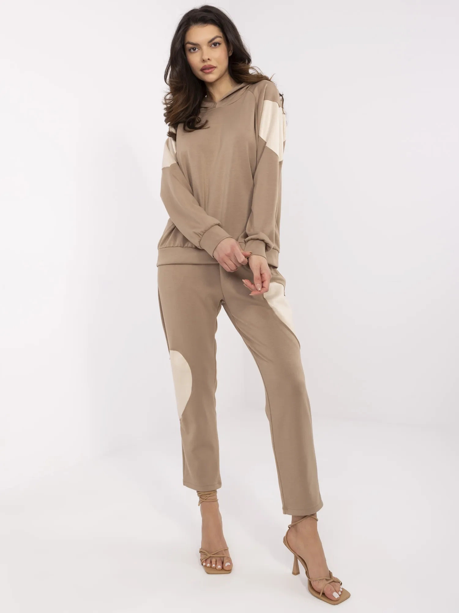 Svetlohnedý dámsky set so srdiečkovými nášivkami MI-KMPL-M6156.98-light brown Veľkosť: ONE SIZE