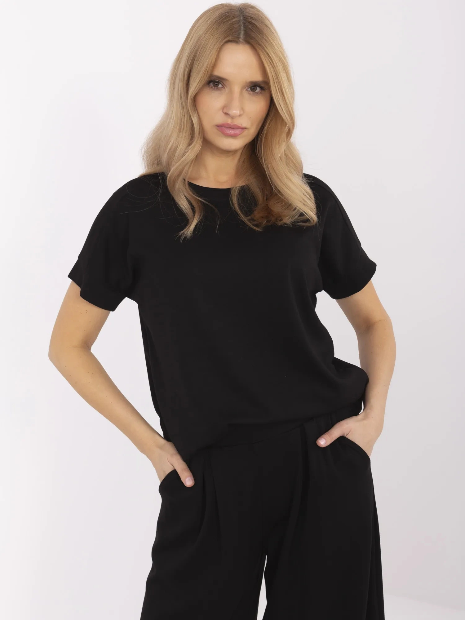 Čierne dámske voľné tričko s krátkym rukávom RV-BZ-A616.01P-black Veľkosť: ONE SIZE