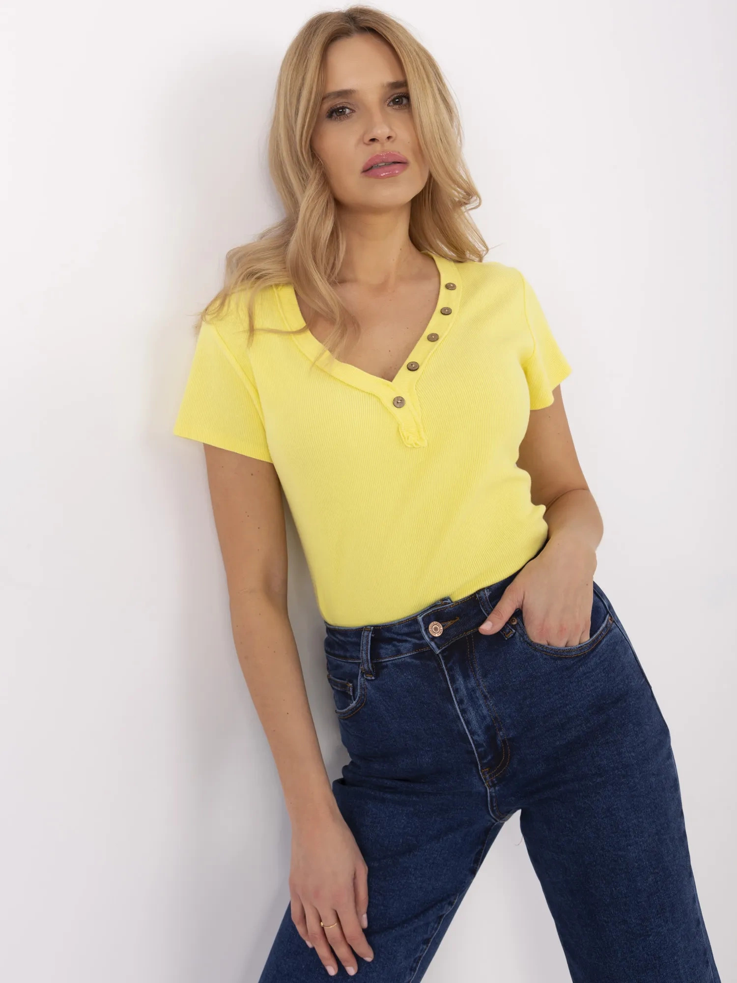 Žlté dámske rebrované tričko s ozdobnými gombíkmi DHJ-BZ-25168.00-yellow Veľkosť: ONE SIZE