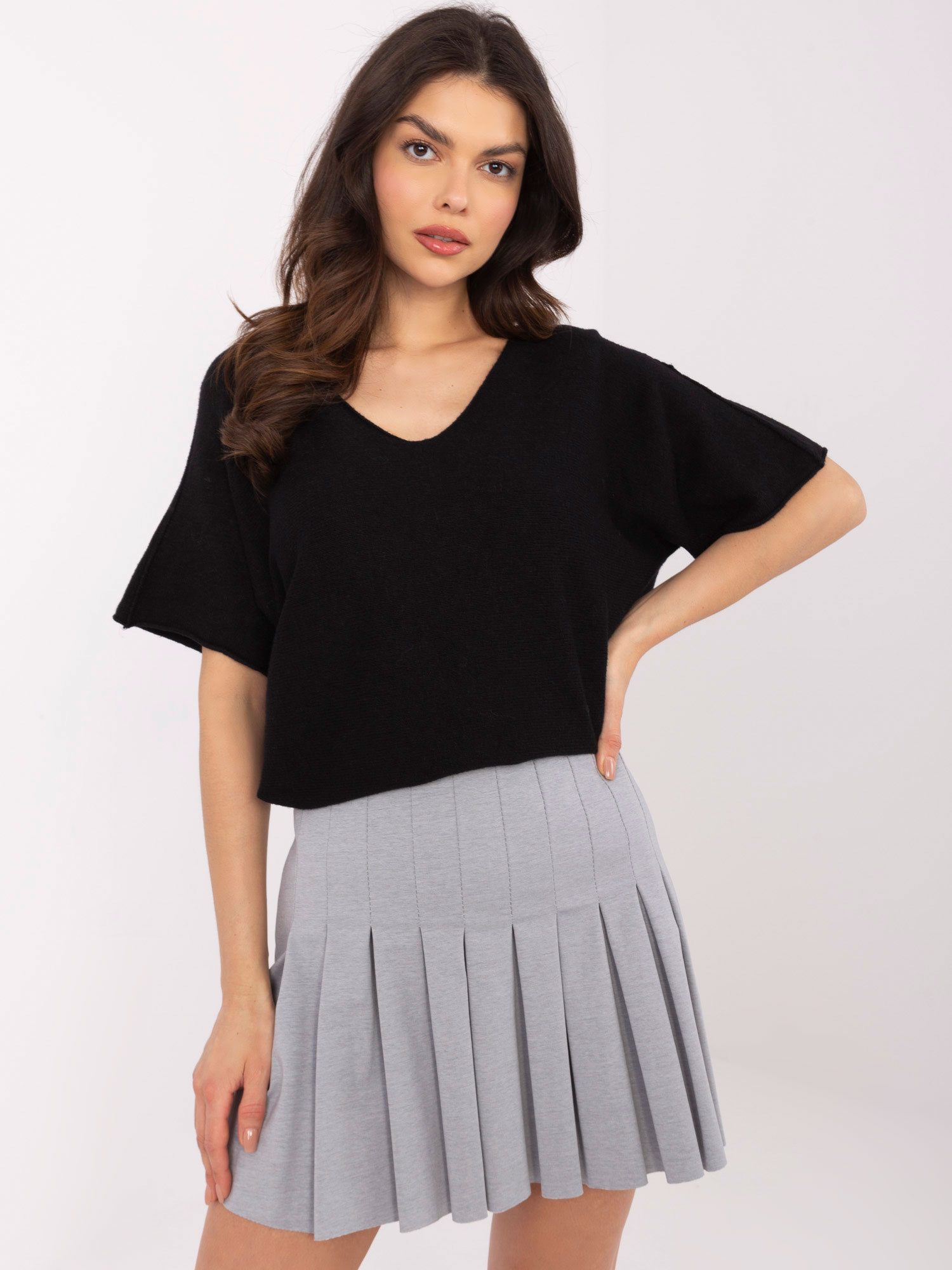 Čierny dámsky oversize sveter s krátkym rukávom MO-SW-0702.36-black Veľkosť: ONE SIZE