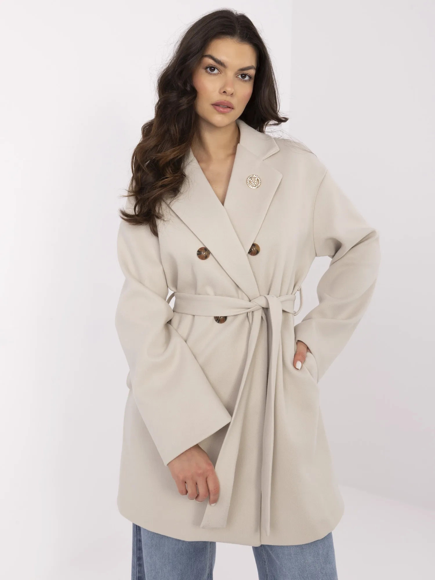 Svetlobéžový dvojradový prechodný dámsky kabát s pásikom TW-PL-BI-28987.85-light beige Veľkosť: M