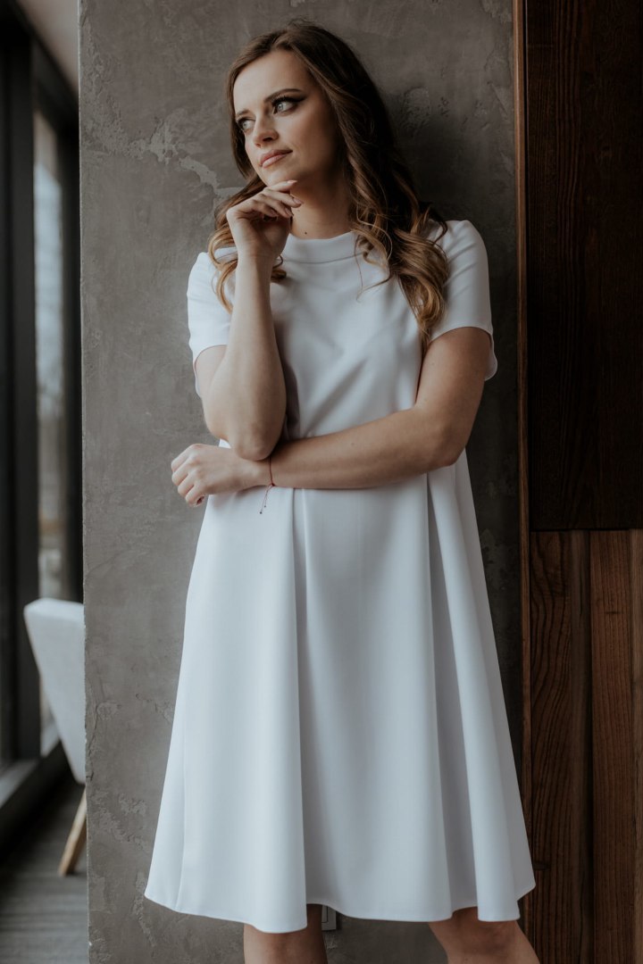 Elegantné dámske biele midi šaty s golierom T373 - white Rozmiar: S
