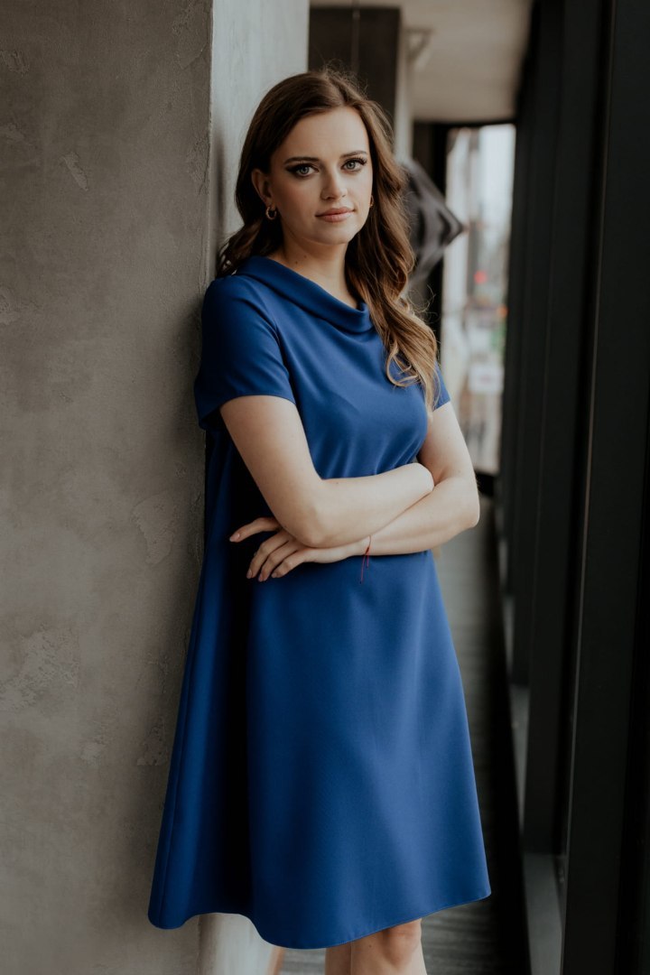 Elegantné dámske tmavo modré midi šaty s golierom T373 - navy Rozmiar: S