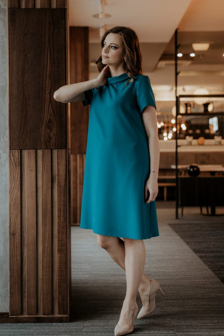 Elegantné dámske smaragdové midi šaty s golierom T373 - dark green Rozmiar: S
