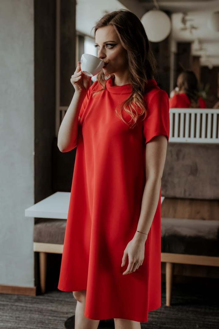 Elegantné dámske malinové midi šaty s golierom T373 - raspberry Rozmiar: S