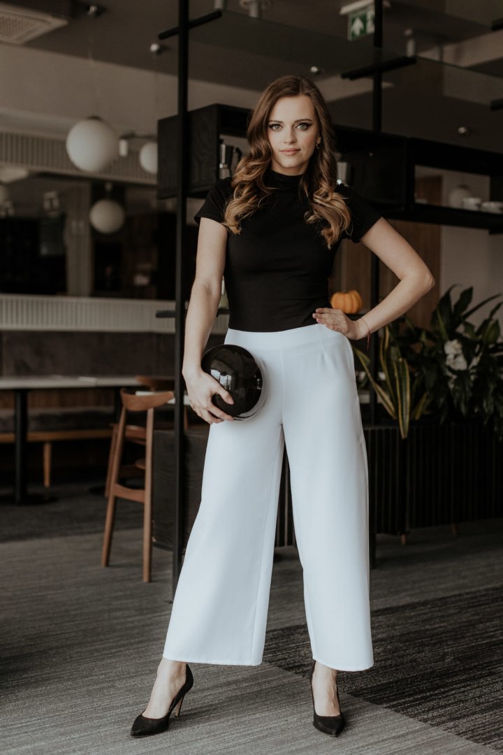Biele elegantné dámske široké nohavice T375 - white Rozmiar: XL