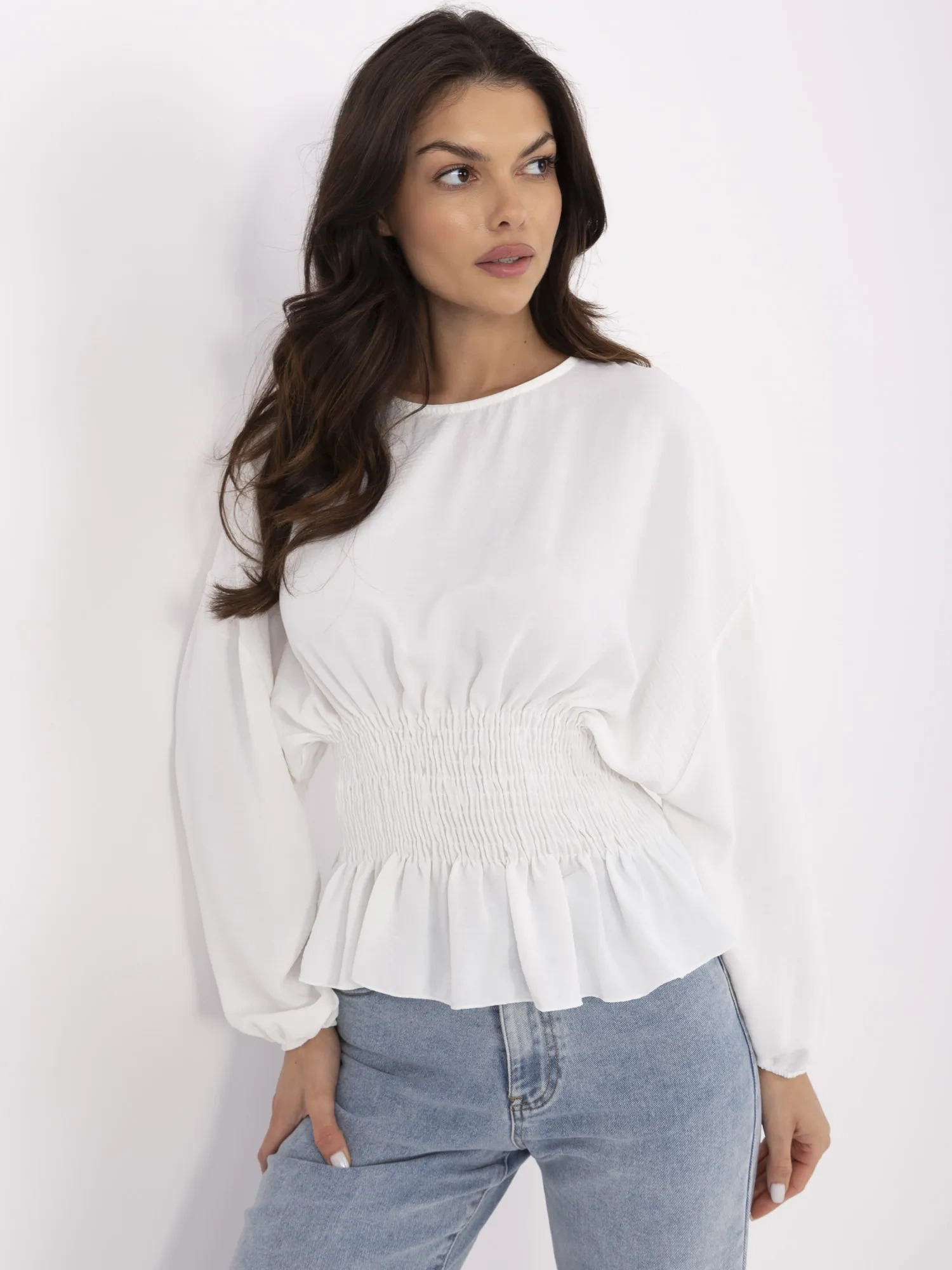 Biela dámska elegantná blúzka s naberaným pásom D50021F11088A-white Veľkosť: M/L