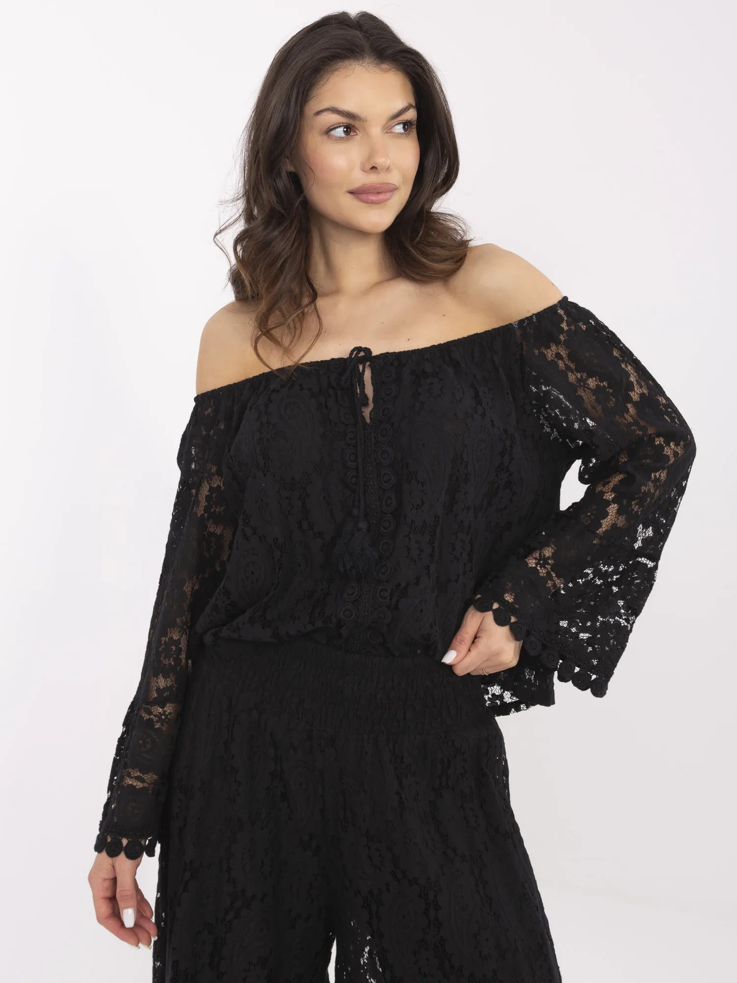 Čierna dámska krátka čipkovaná španielska blúzka so zaväzovaním MI-BZ-88500.79-black Veľkosť: ONE SIZE