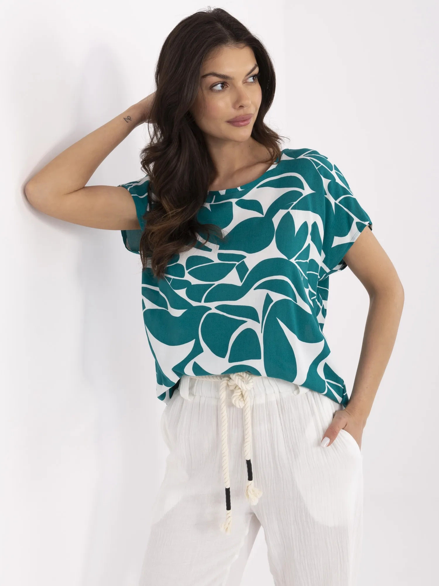 Bielo-zelené dámske vzorované tričko z viskózy D73771M10978X-dark green Veľkosť: XS