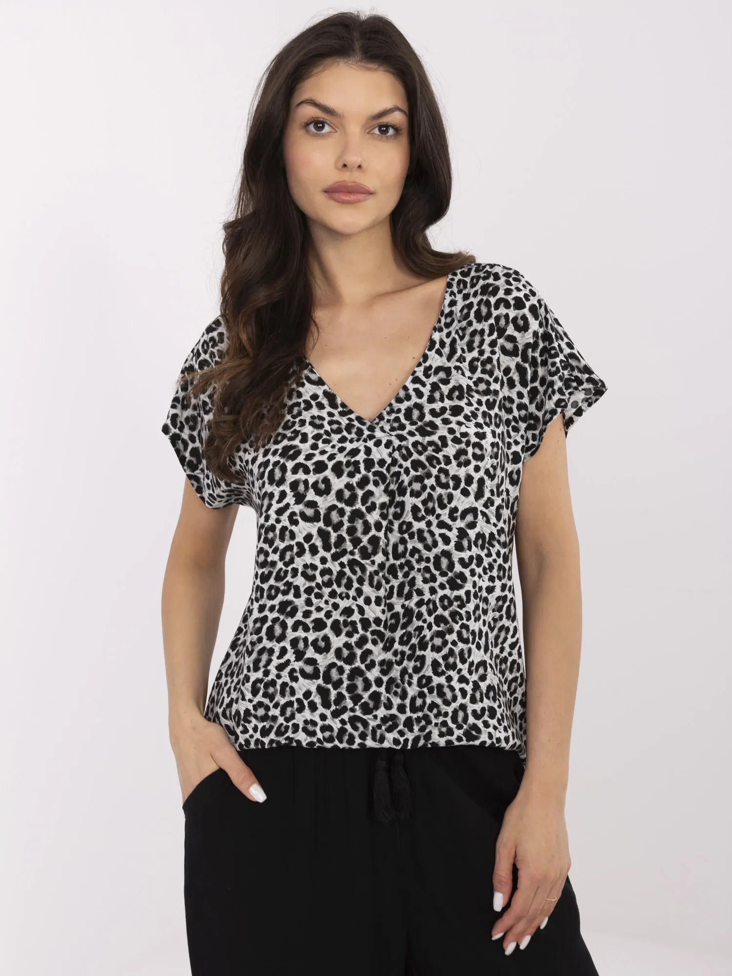 Sivo-čierna dámska vzorovaná letná blúzka z viskózy D73771M11171B-grey-black Veľkosť: M