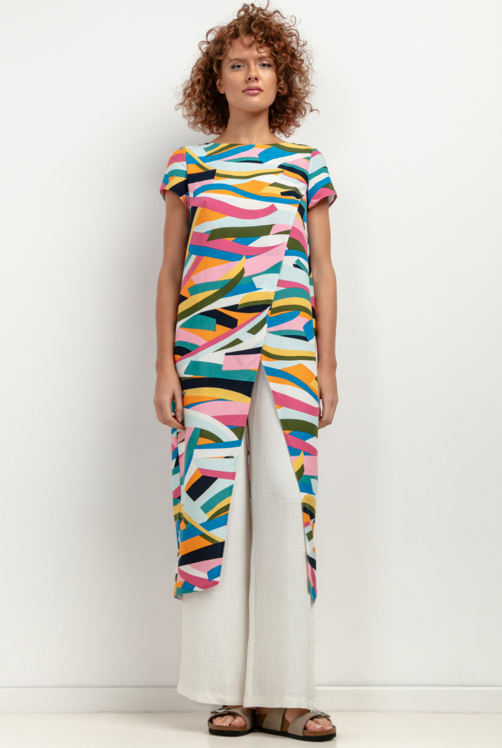 Farebná dámska blúzka s asymetrickým strihom a abstraktným vzorom T410 - colorful wave Rozmiar: 3XL