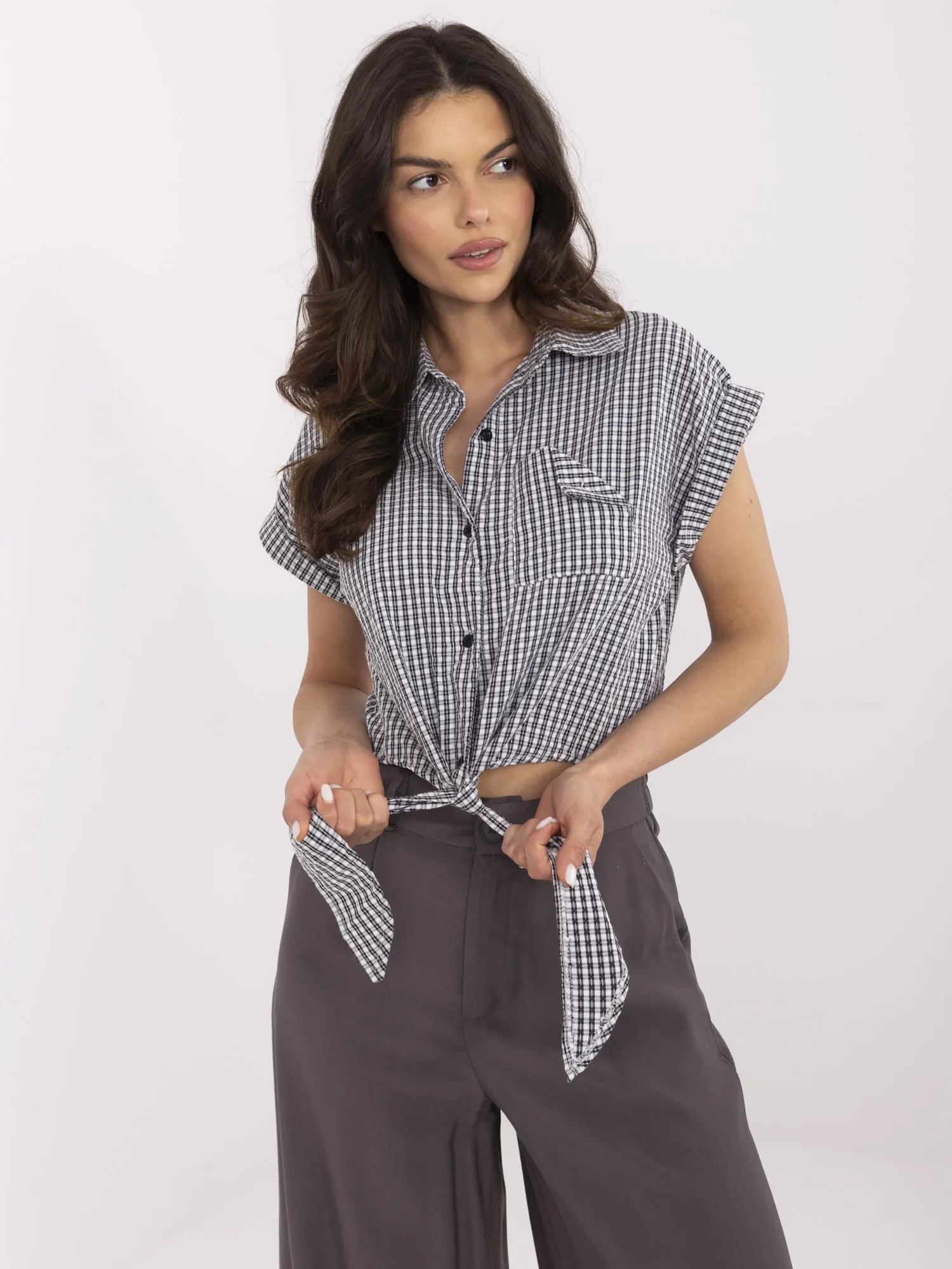 Čierno-biela dámska kockovaná krátka košeľa s krátkym rukávom NM-BZ-KA-01147.62P-black-white Veľkosť: M/L