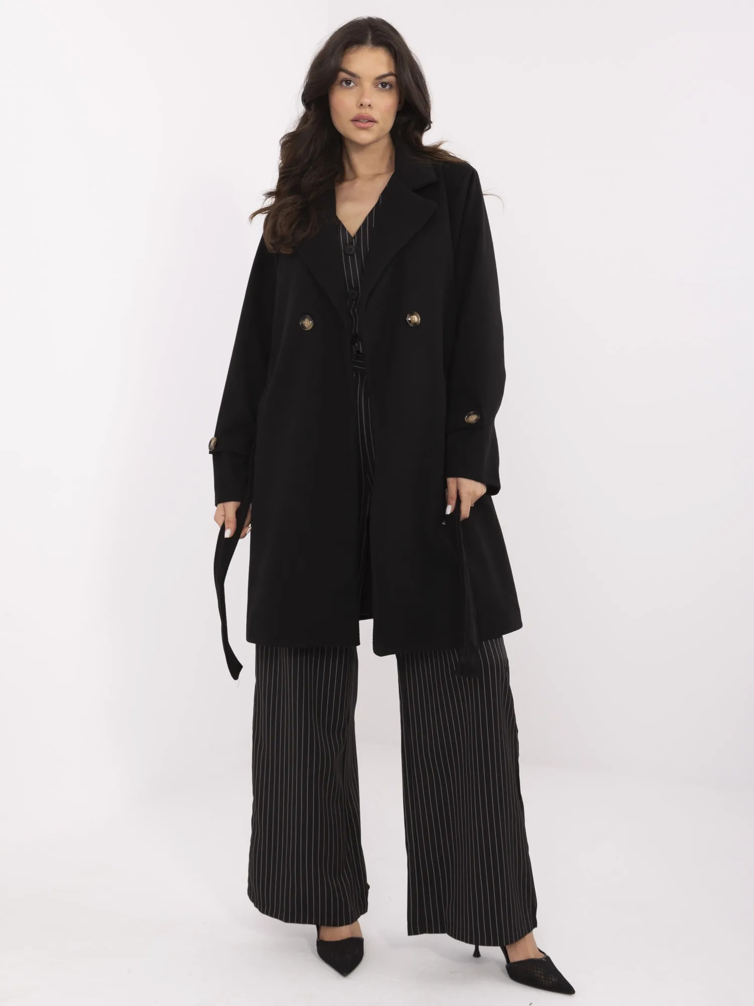Čierny dámsky dlhý kabát s ramennými vypchávkami MO-PL-5209.87-black Veľkosť: ONE SIZE