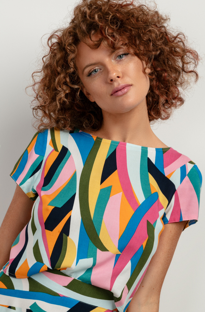 Farebný dámsky top z viskózy s abstraktným vzorom T408 - colorful wave Rozmiar: 3XL