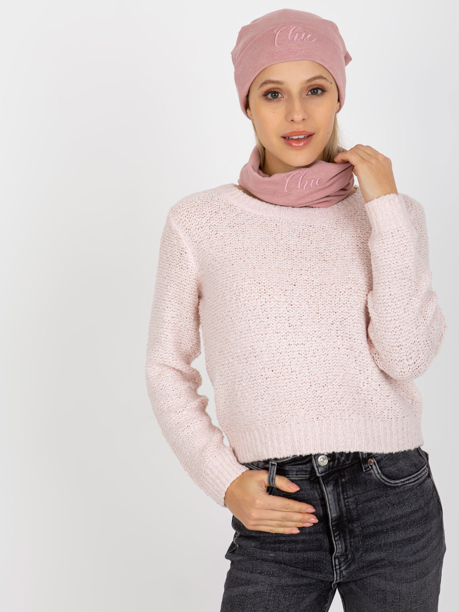Svetloružová zimná sada šála a čiapky s nápisom LA-KMPL-526.84-light pink Veľkosť: ONE SIZE