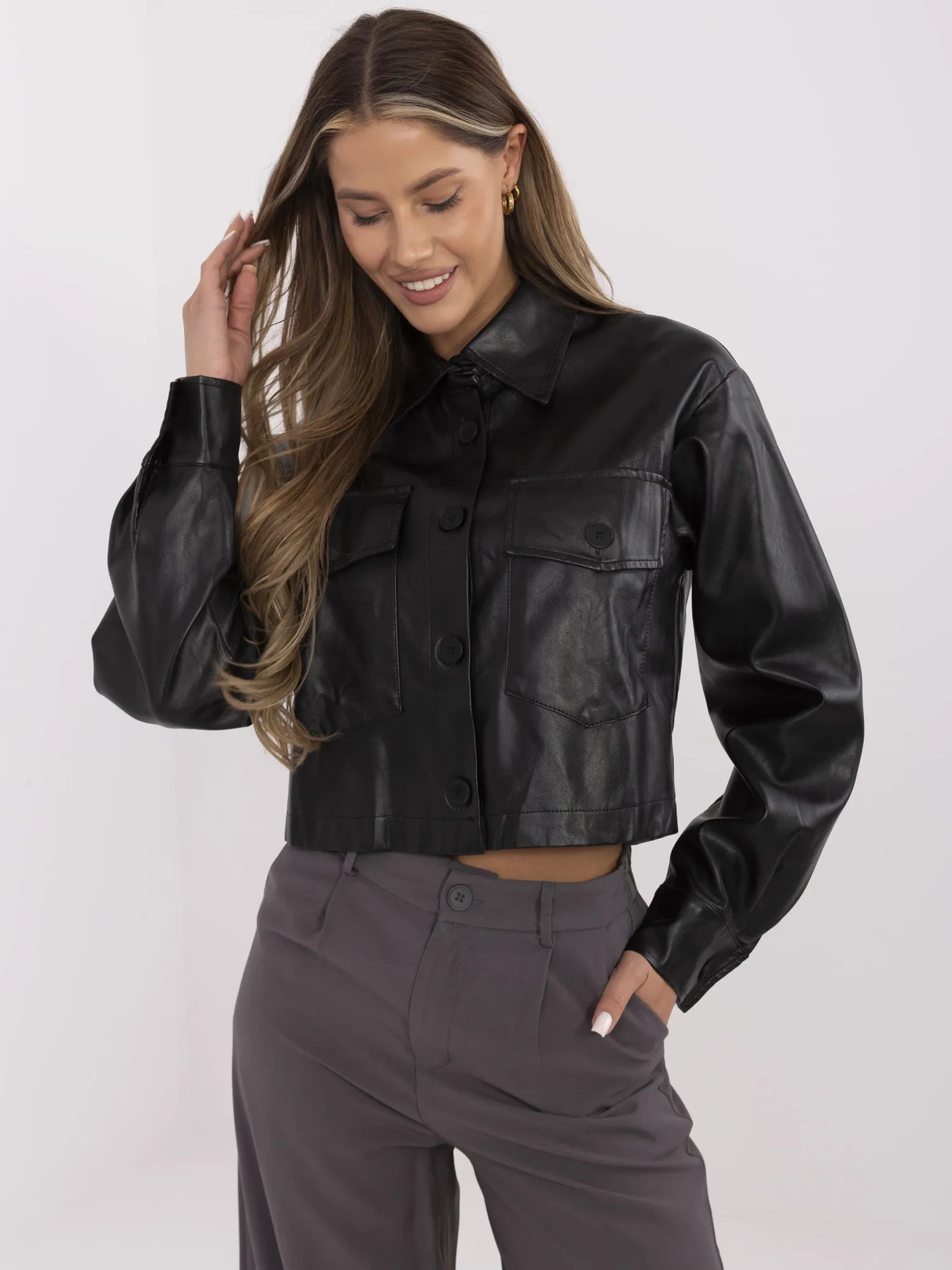 Čierna dámska krátka koženková bunda s golierom HM-KR-MC1201.73P-black Veľkosť: M