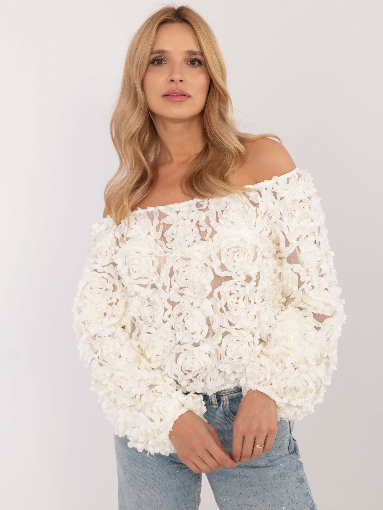 Smotanová dámska kvetinová blúzka s odhalenými ramenami MI-BZ-26158.20-ecru Veľkosť: ONE SIZE
