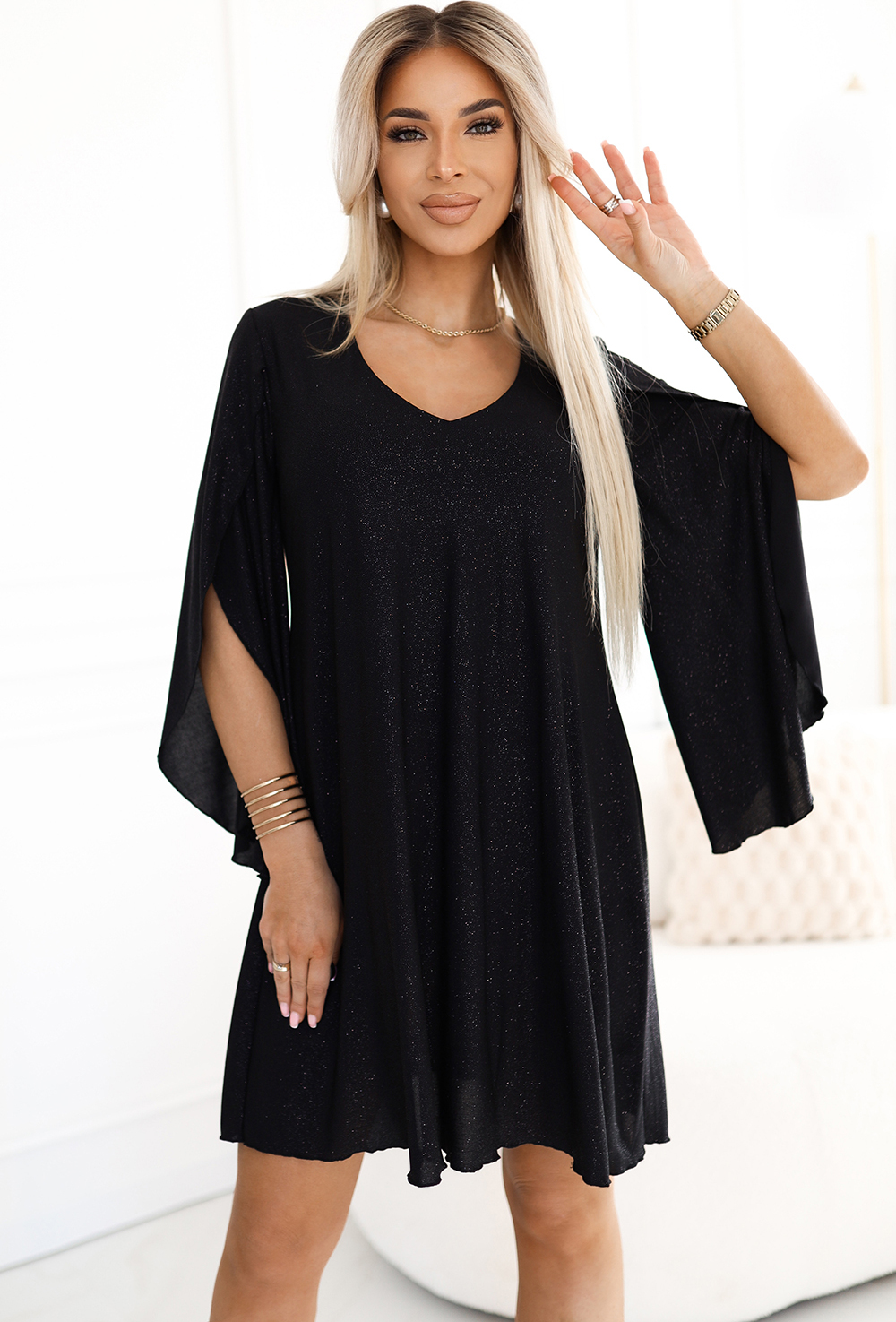 Čierne elegantné šaty s trblietkami a motýlími rukávmi LIVIA 597-1 Veľkosť: S/M