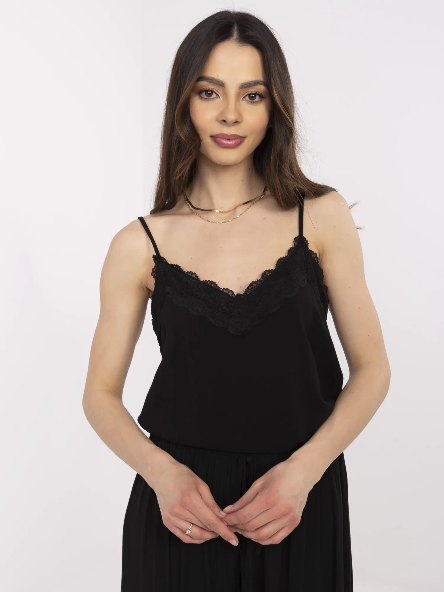 Čierny viskózový dámsky top s čipkou D73761M11059A3-black Veľkosť: M