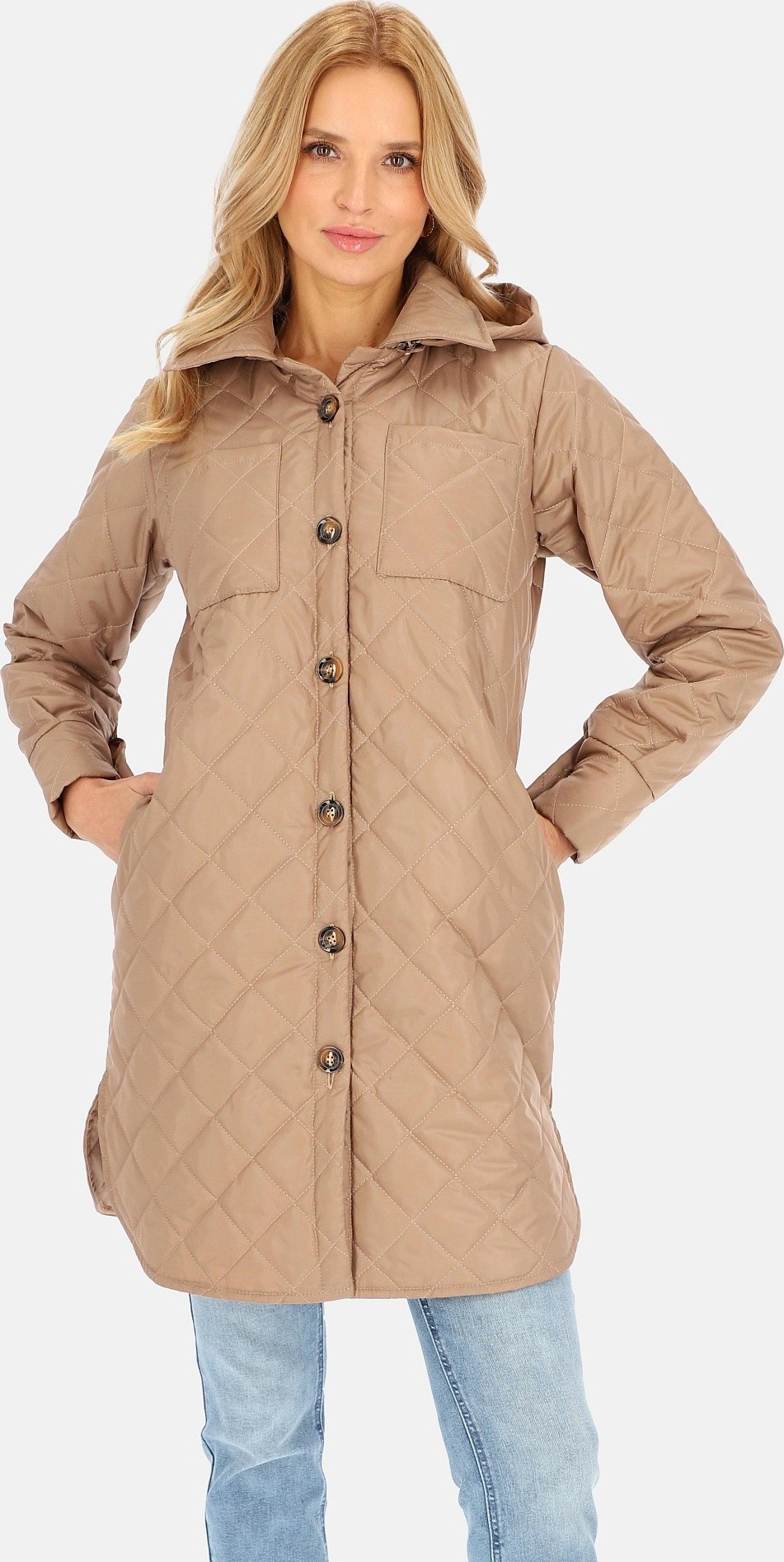 Ľahká béžová prešívaná dámska bunda s kapucňou BLE 241045 F - Camel Veľkosť: XL