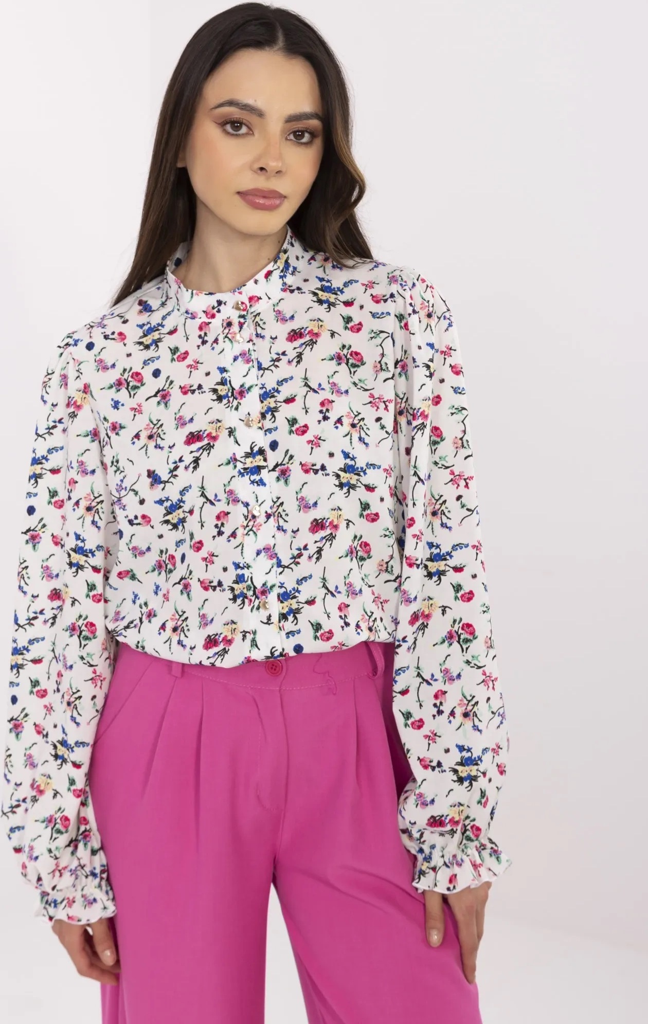 Biela dámska kvetinová košeľa s naberanými rukávmi LK-KS-509972.96-white Veľkosť: S/M