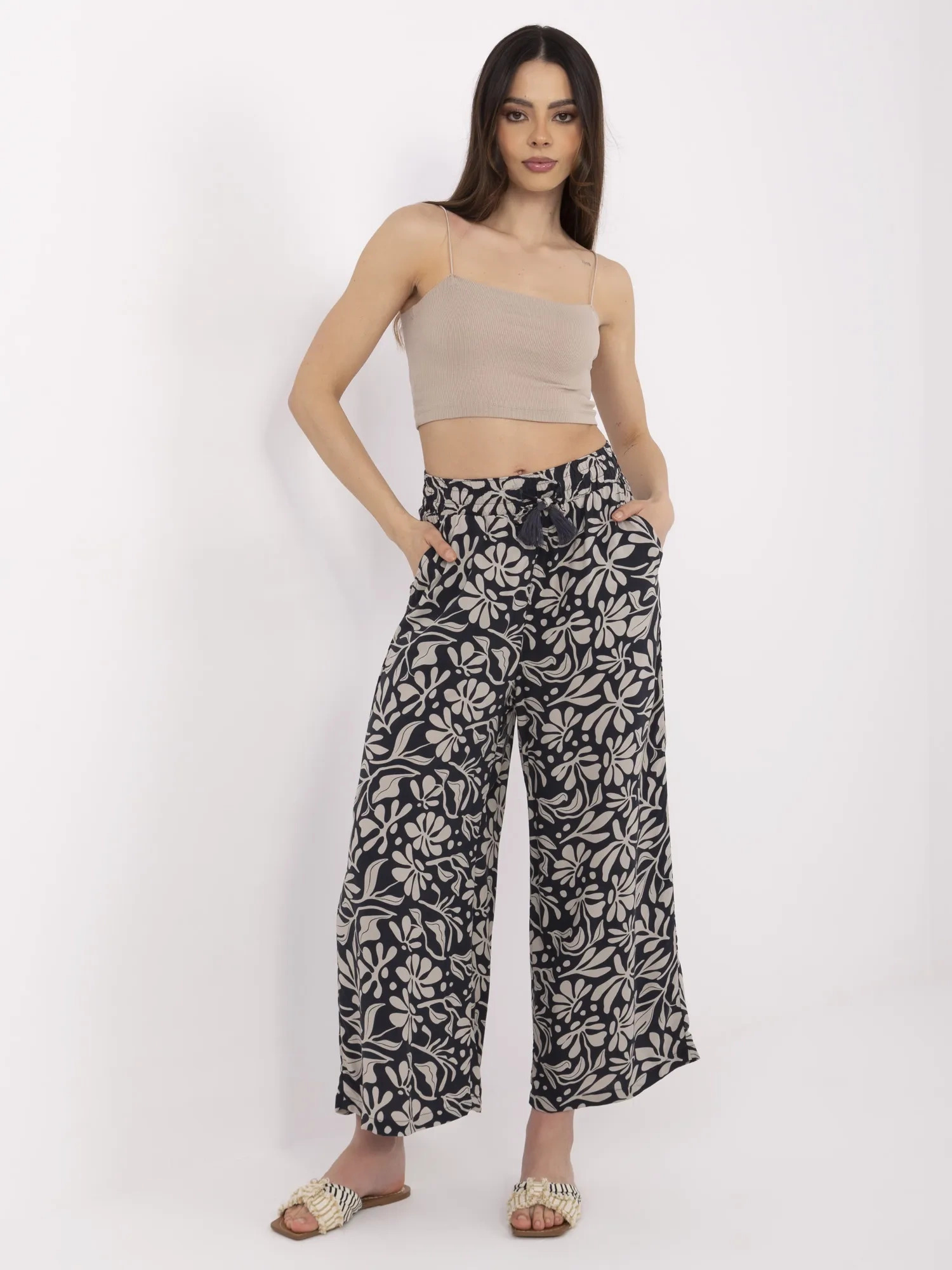 Tmavomodré dámske vzorované letné nohavice z viskózy D73771M62237H- navy blue Veľkosť: L