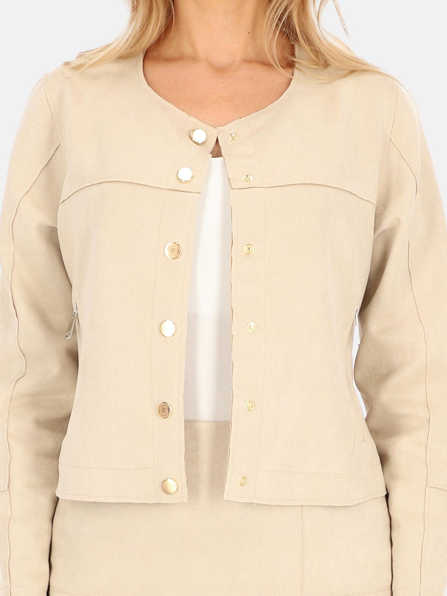 Béžová dámska krátka semišová bunda so zlatými cvočkami *BLE 241085 F Beige Veľkosť: S