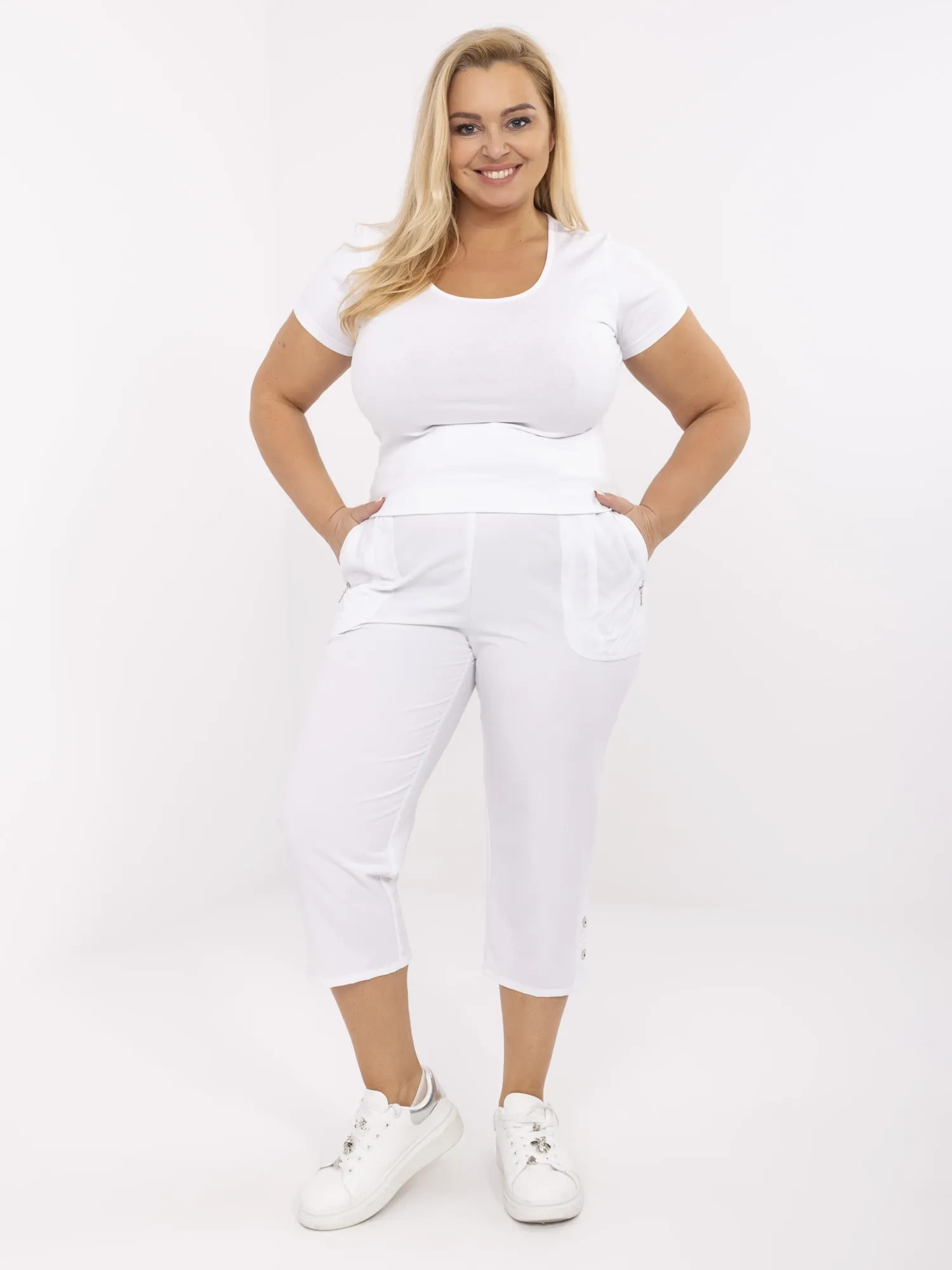Biele dámske plus size 3/4 nohavice s viskózou AT-SP-845.64-white Veľkosť: 38