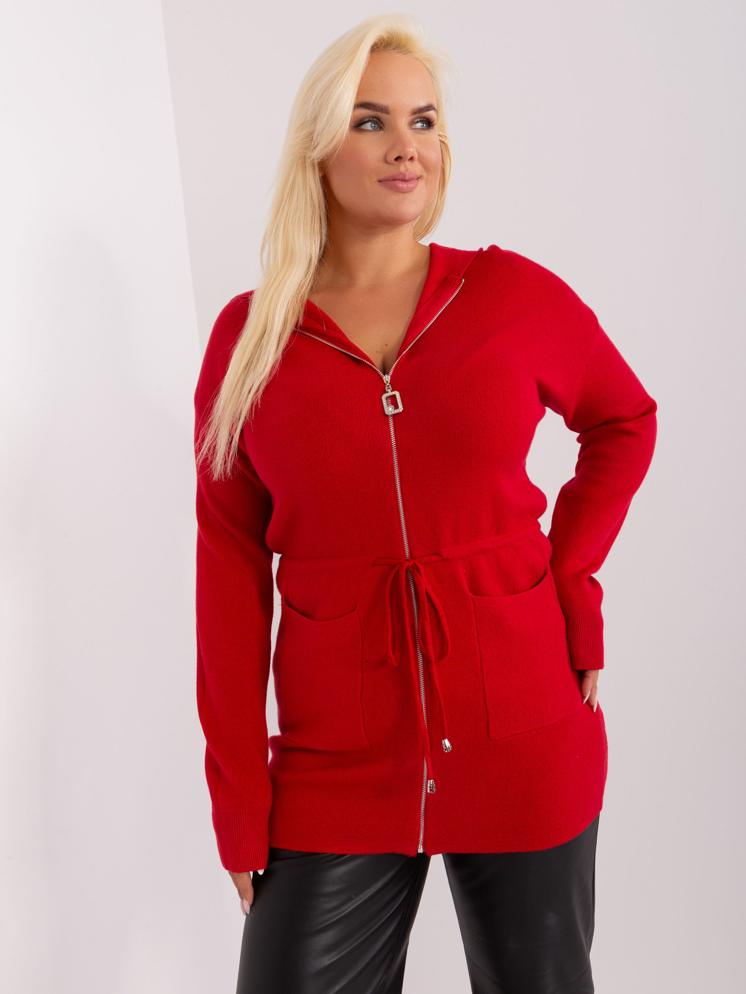 Červený sveter na zips s vreckami a sťahovacou šnúrkou v páse PM-SW-PM-3735.25X-red Veľkosť: XL/2XL