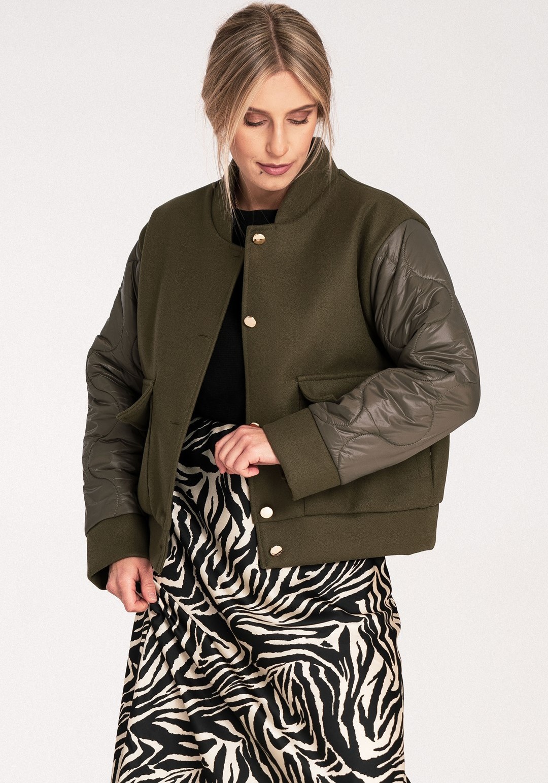 Olivovo zelený dámsky bomber s prešívanými rukávmi M1097 Olive Green Veľkosť: S/M