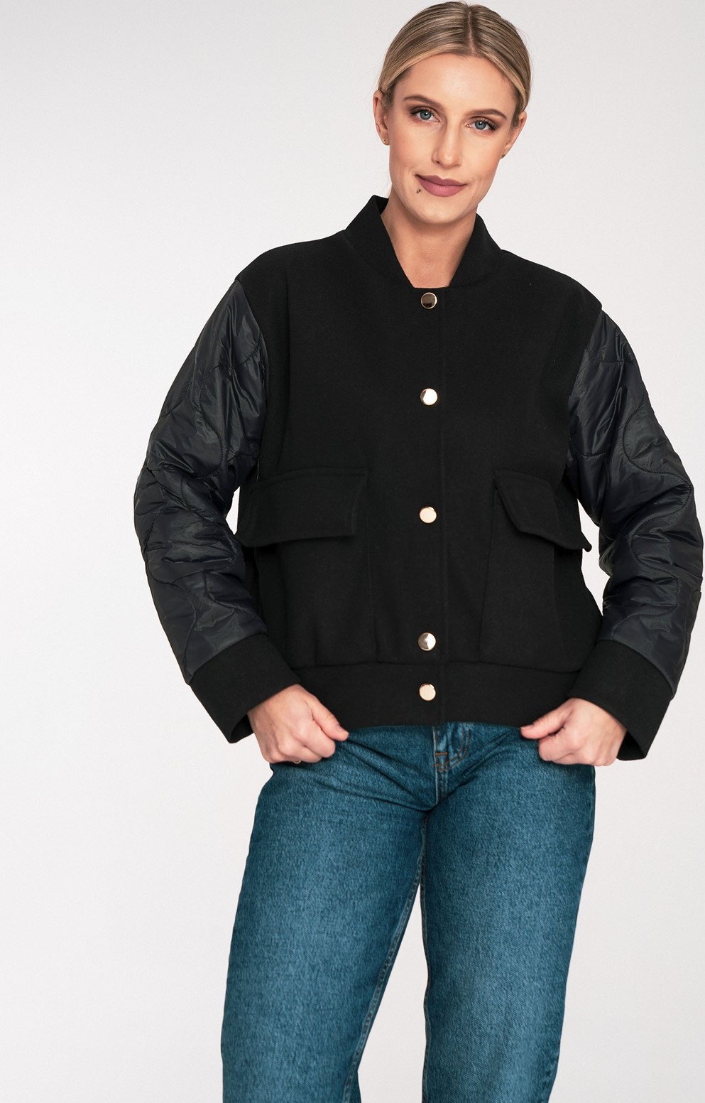 Čierny dámsky bomber s prešívanými rukávmi M1097 Black Veľkosť: S/M