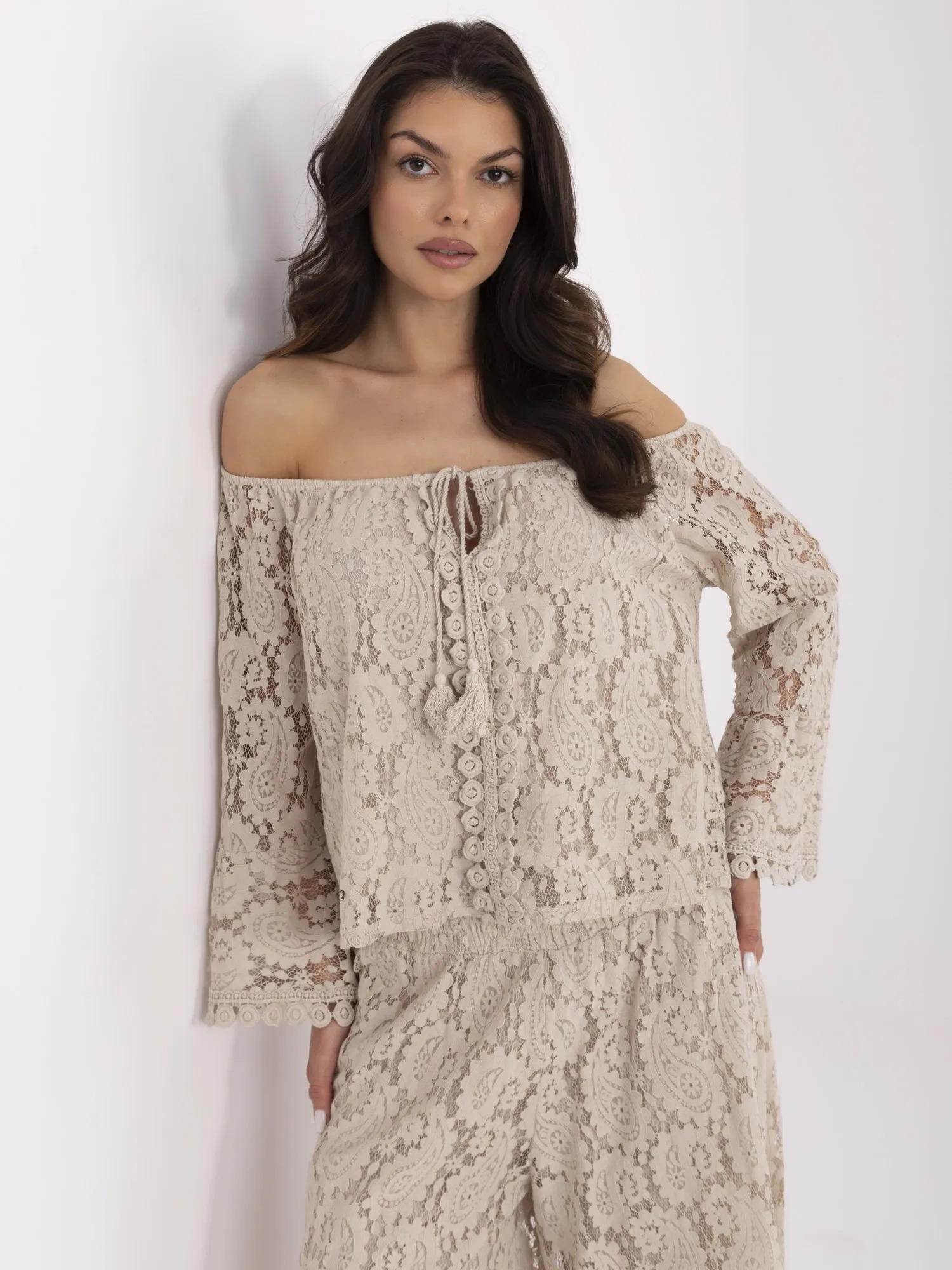 Béžová dámska krátka čipkovaná španielska blúzka so zaväzovaním MI-BZ-88500.79-beige Veľkosť: ONE SIZE
