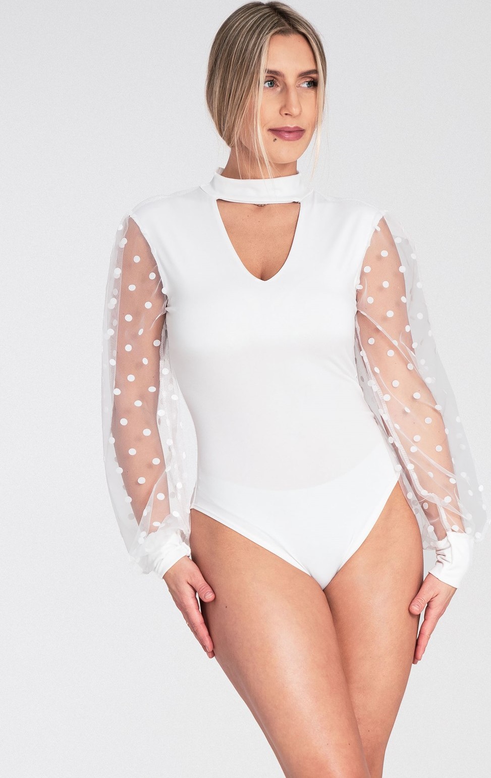 Biele dámske body s bodkovanými rukávmi M1081 White Veľkosť: S/M