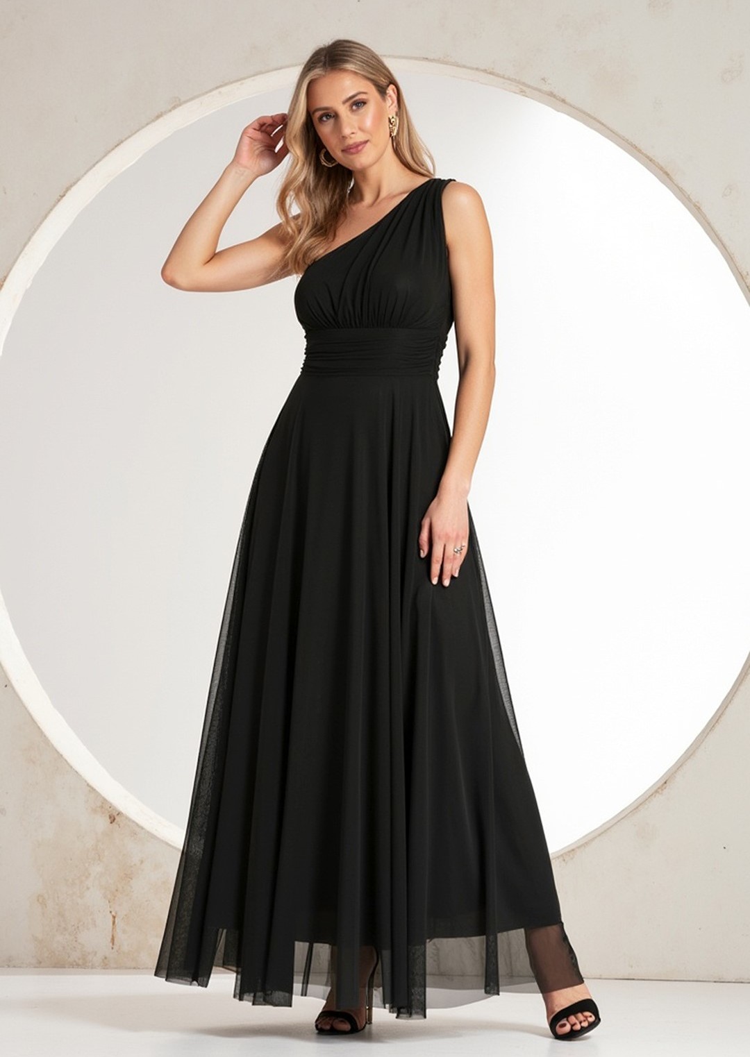 Čierne dámske dlhé šaty so širokým ramienkom M1172 Black Veľkosť: S/M
